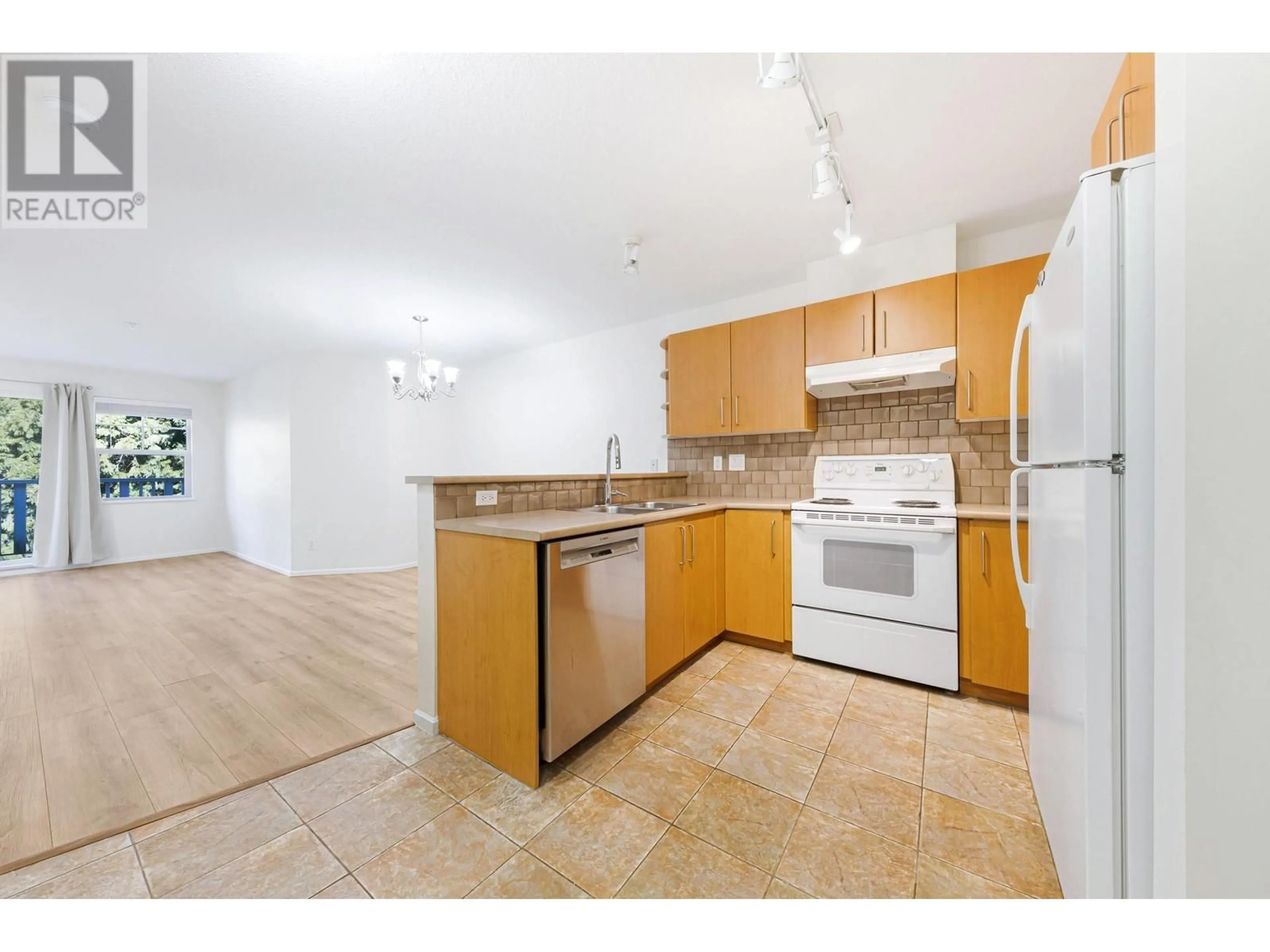 Standard kitchen, unknown for 313 - 7330 SALISBURY AVENUE, Burnaby British Columbia V5E4N8