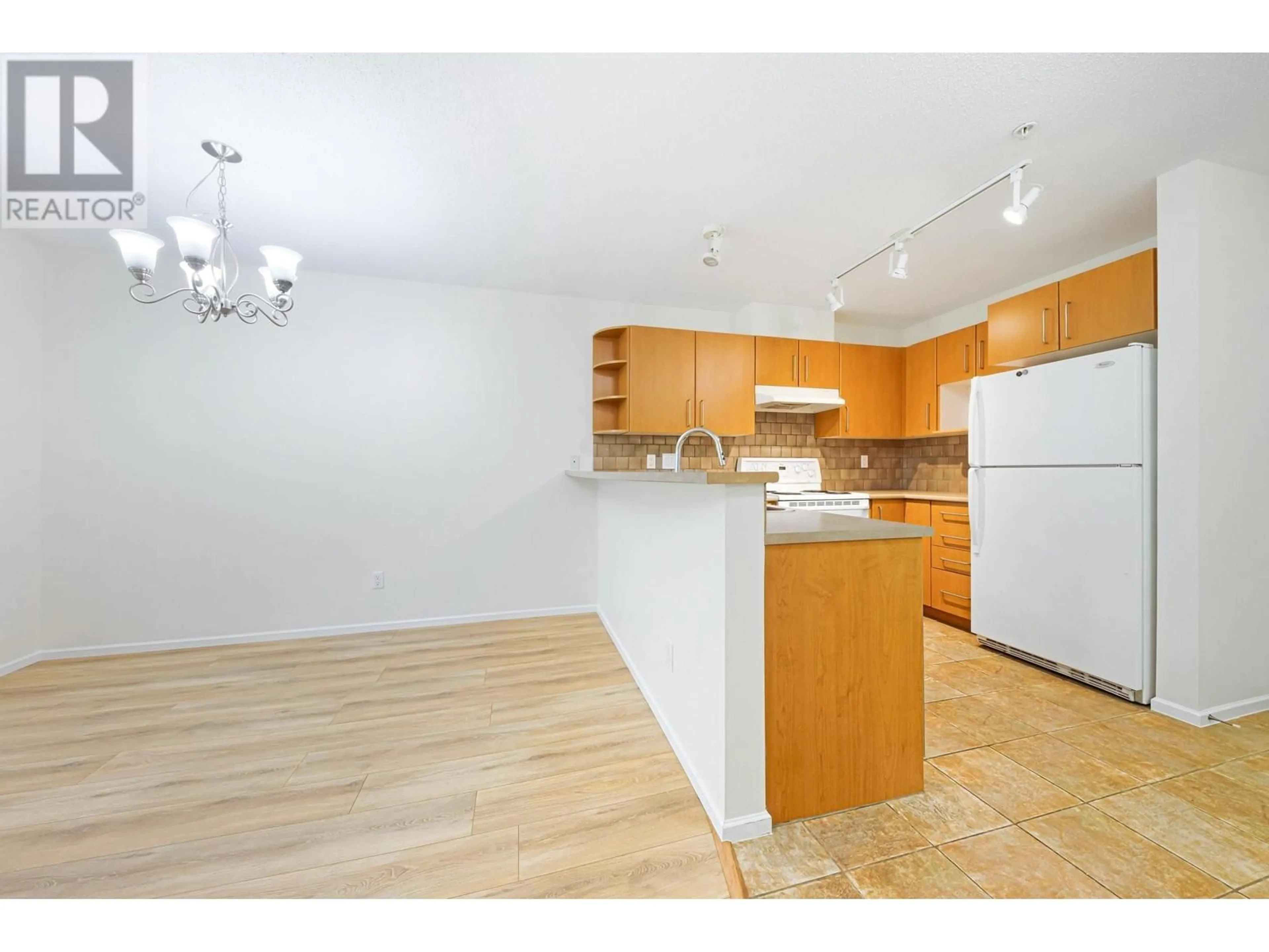 Standard kitchen, unknown for 313 - 7330 SALISBURY AVENUE, Burnaby British Columbia V5E4N8