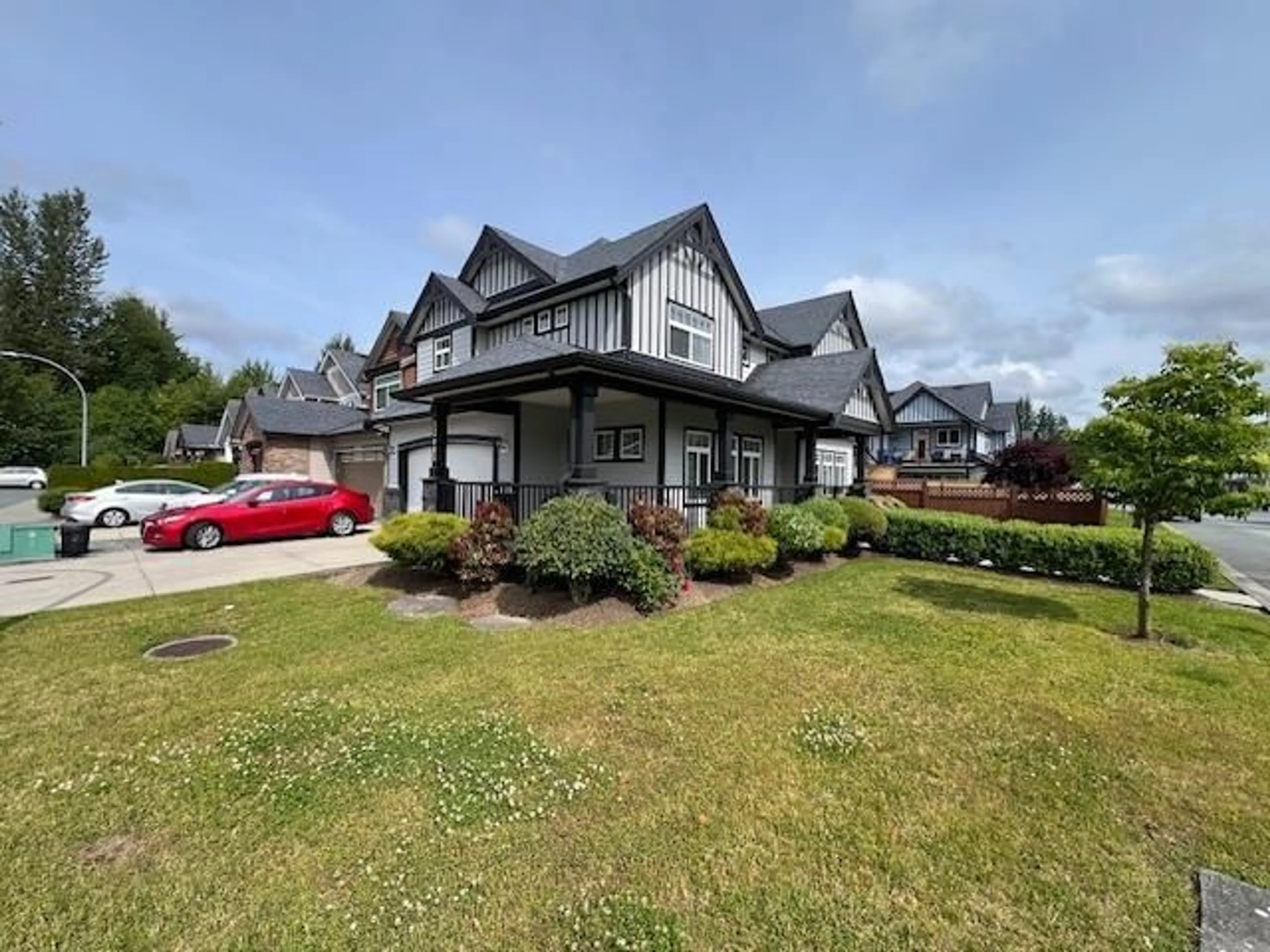 A pic from outside/outdoor area/front of a property/back of a property/a pic from drone, street for 32647 APPLEBY, Mission British Columbia V4S0A4