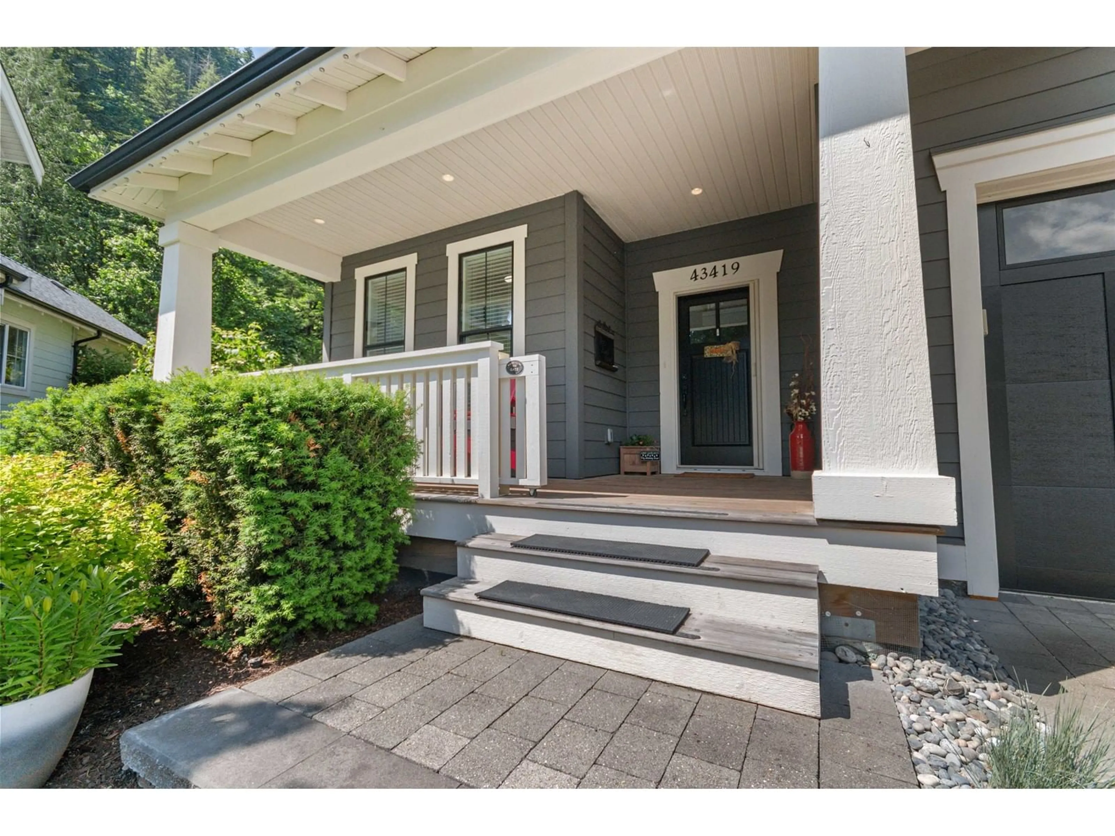 Indoor entryway for 43419 OLD ORCHARD LANE, Cultus Lake British Columbia V2R0Z4