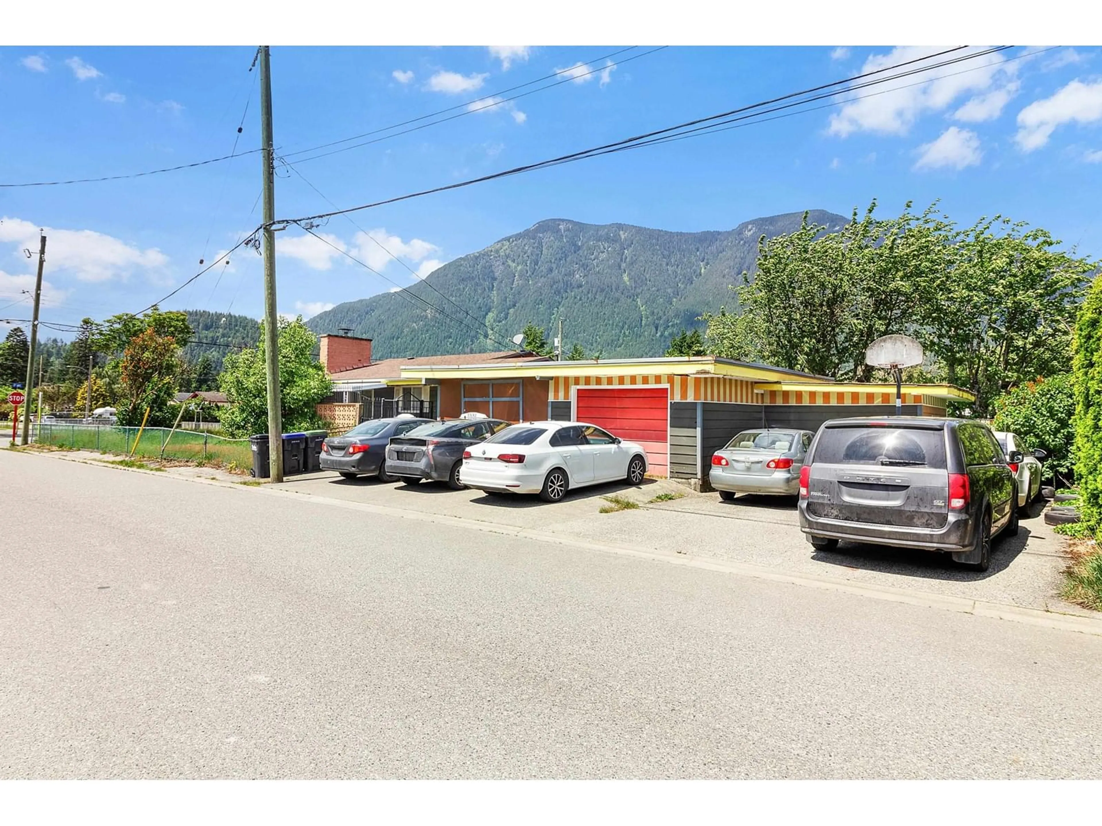 Parking for 591 5TH AVENUE, Hope British Columbia V0X1L0