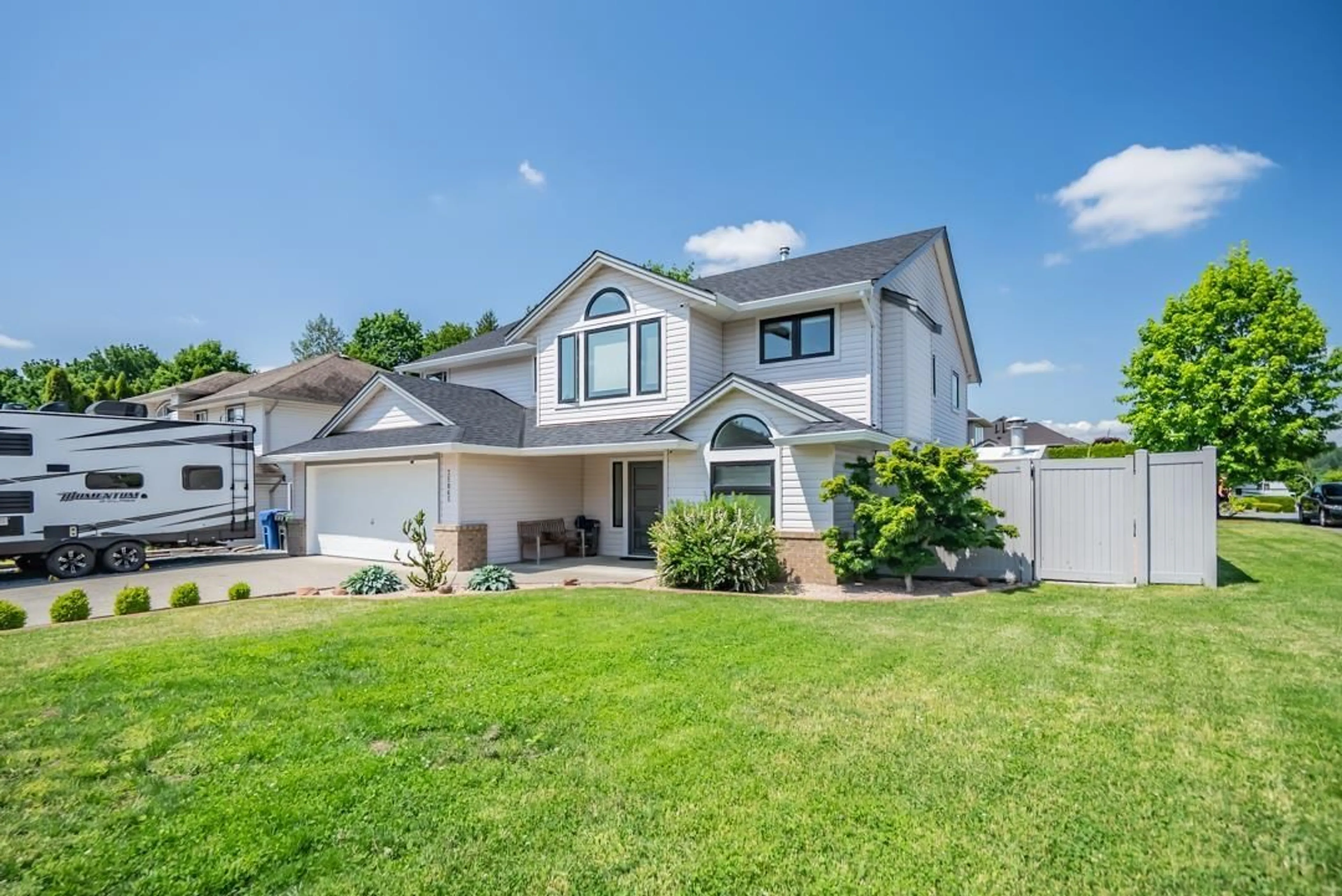 Home with vinyl exterior material, street for 35065 KOOTENAY, Abbotsford British Columbia V2S8C9
