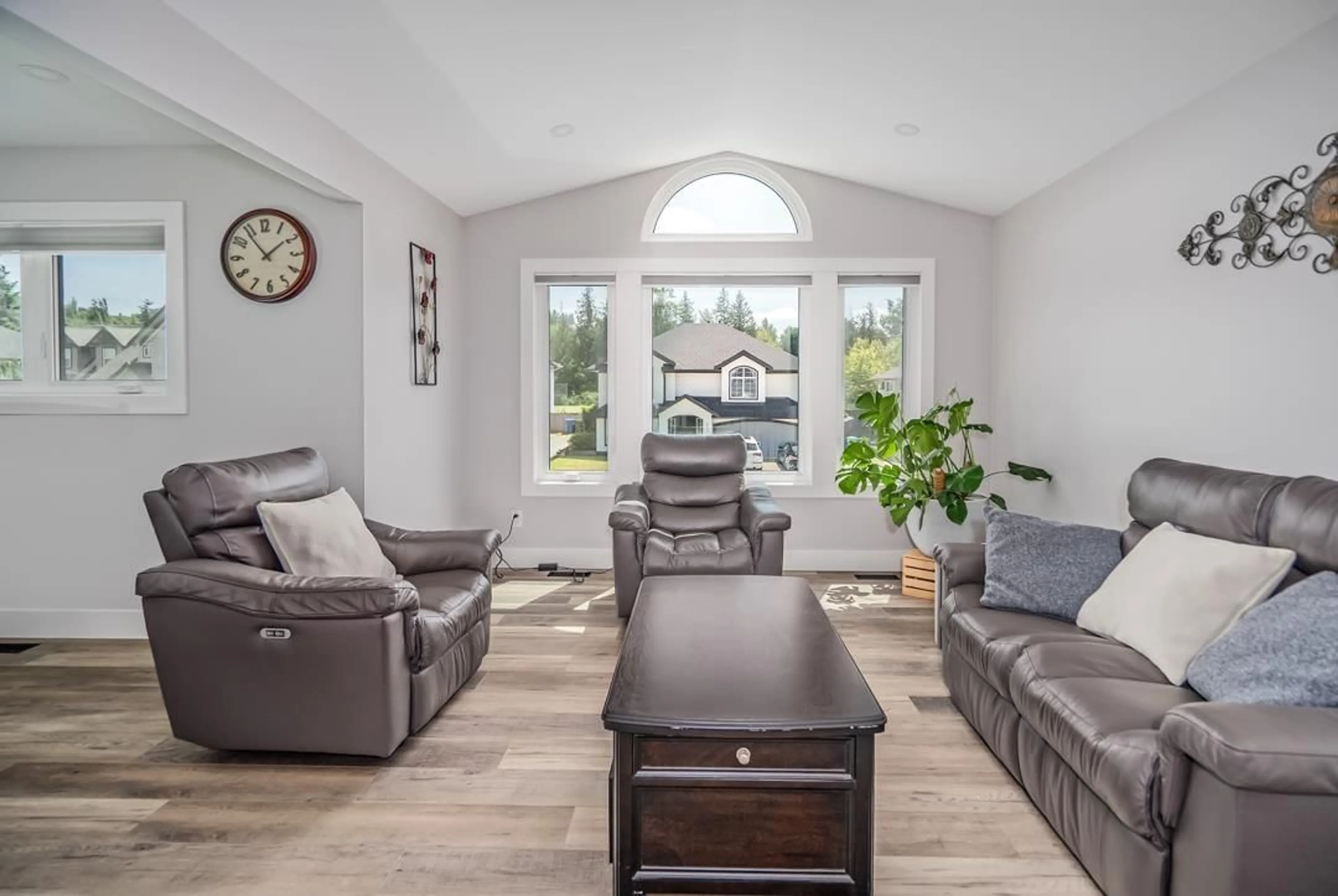 Living room with furniture, unknown for 35065 KOOTENAY, Abbotsford British Columbia V2S8C9