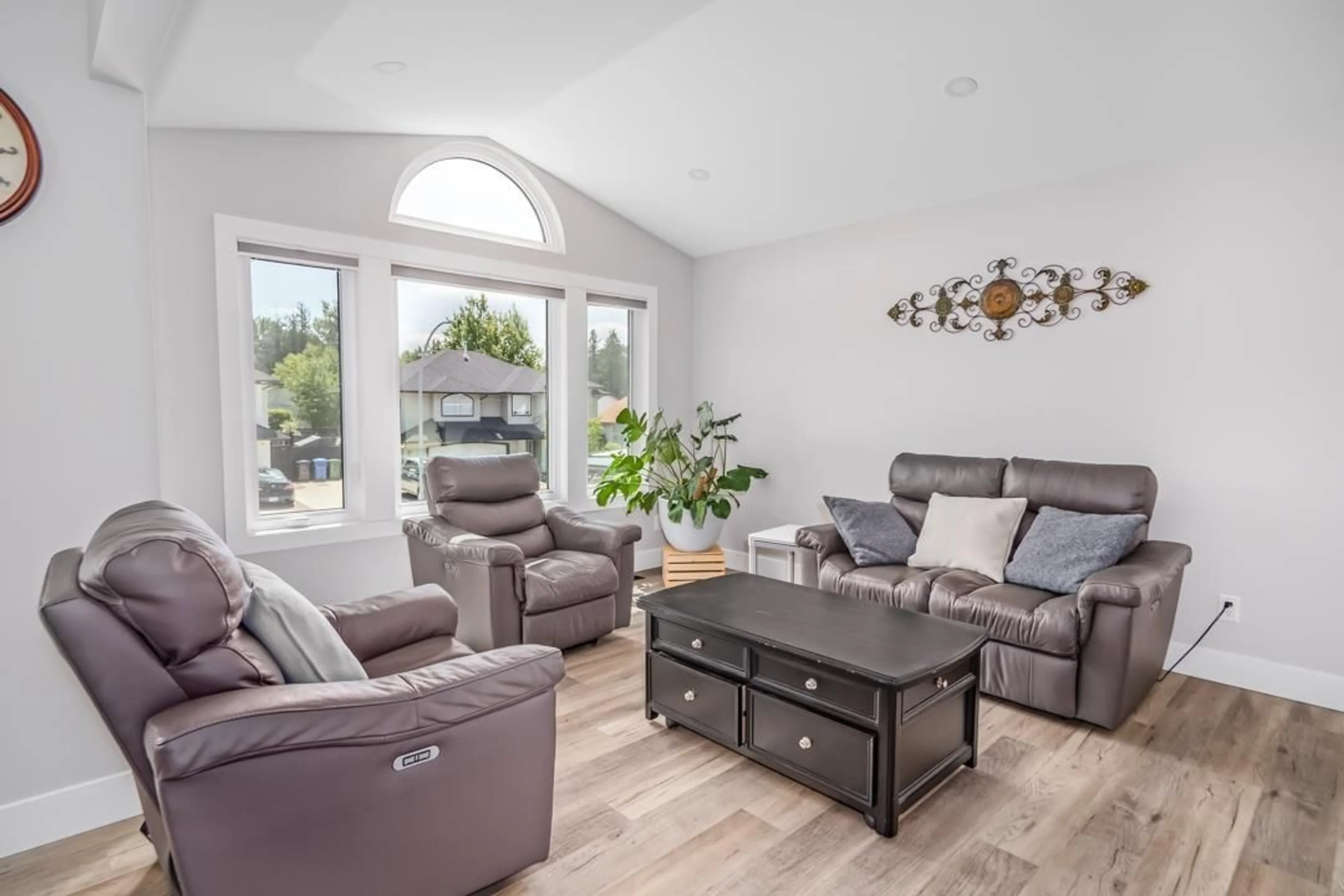 Living room with furniture, unknown for 35065 KOOTENAY, Abbotsford British Columbia V2S8C9