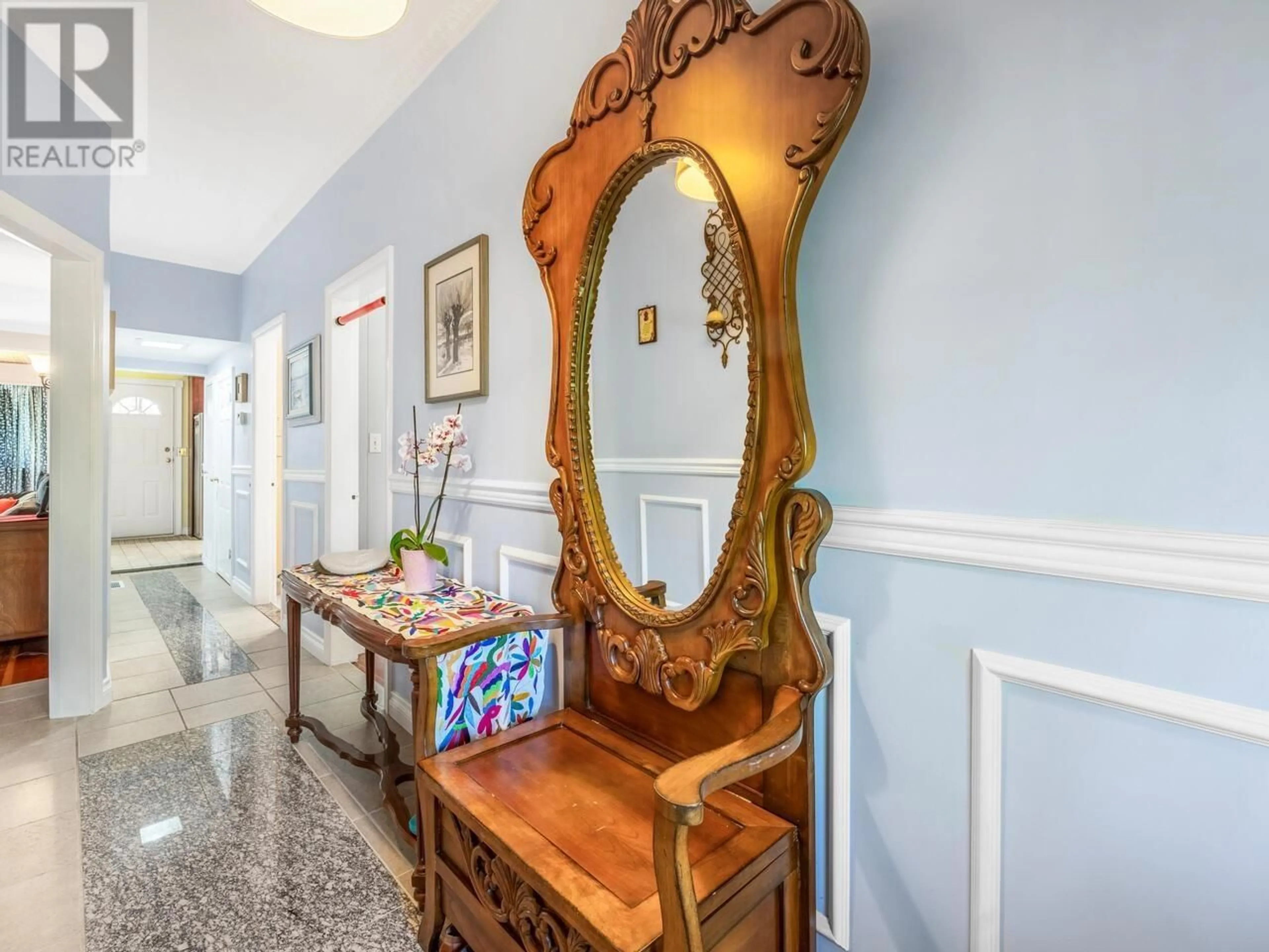 Indoor foyer for 1504 EIGHTH AVENUE, New Westminster British Columbia V3M2S4