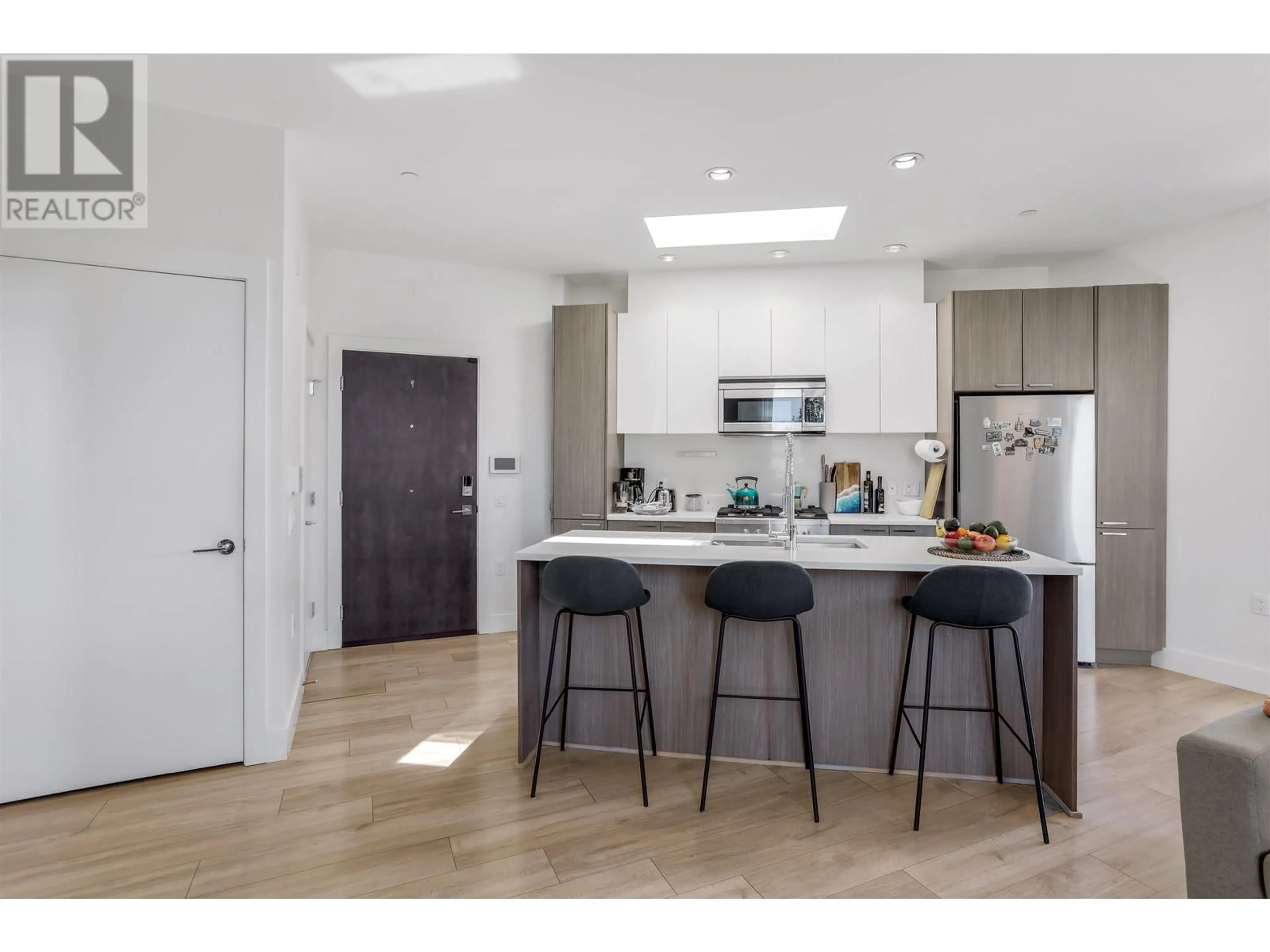 Open concept kitchen, wood/laminate floor for PH2 - 3420 ST. CATHERINES STREET, Vancouver British Columbia V5V4K8