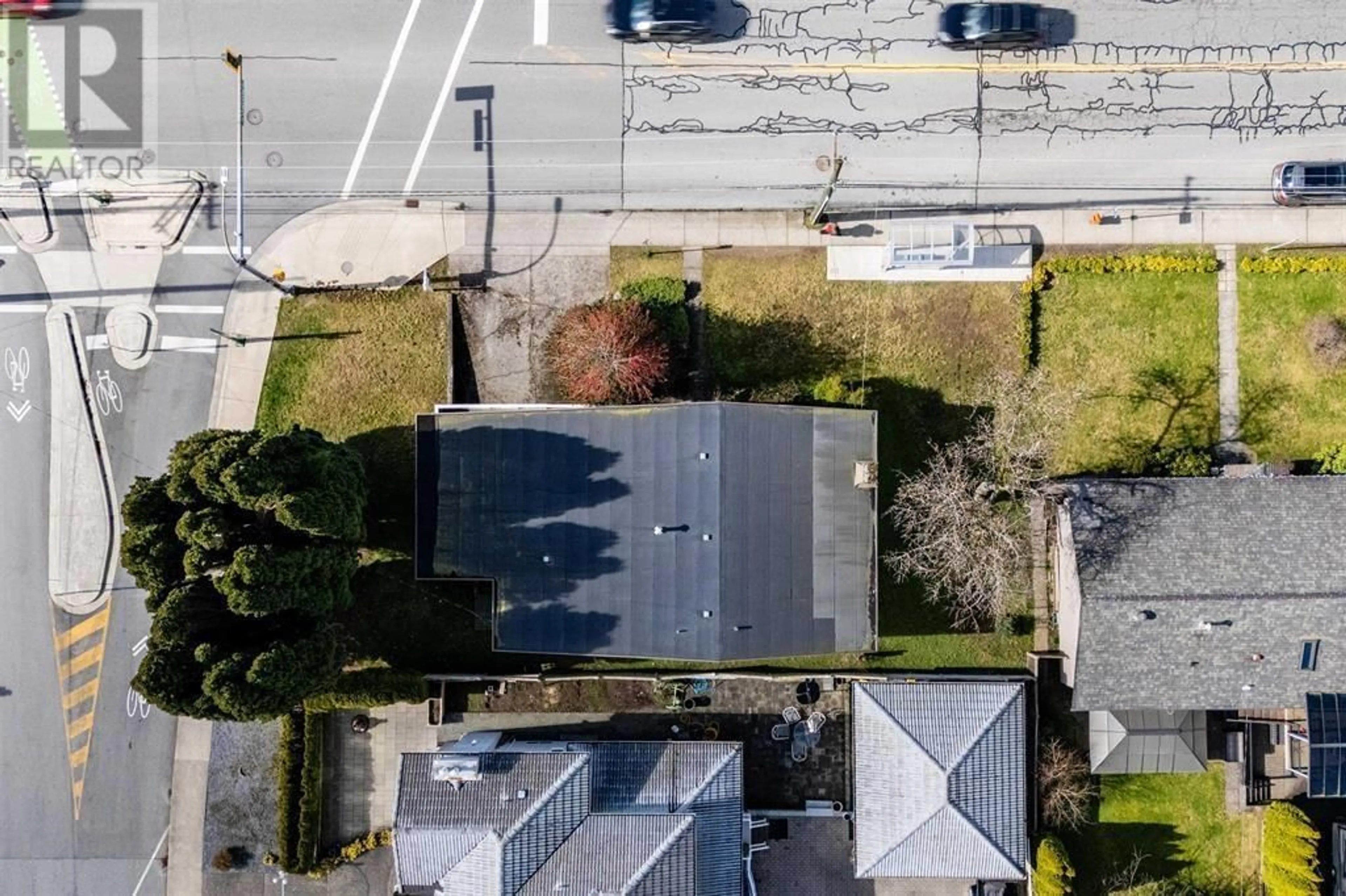 A pic from outside/outdoor area/front of a property/back of a property/a pic from drone, street for 780 KENSINGTON AVENUE, Burnaby British Columbia V5B4B3