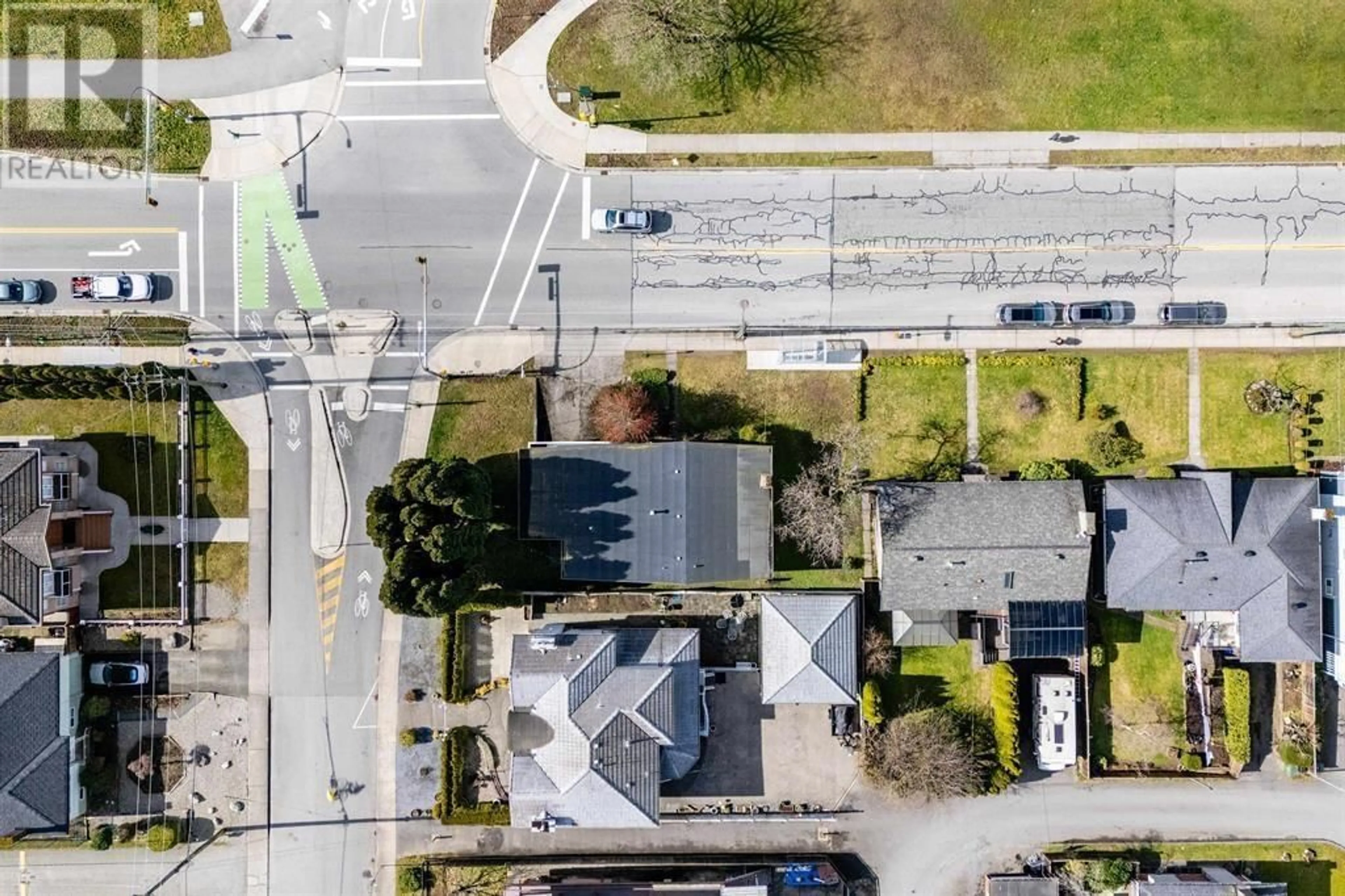 A pic from outside/outdoor area/front of a property/back of a property/a pic from drone, street for 780 KENSINGTON AVENUE, Burnaby British Columbia V5B4B3