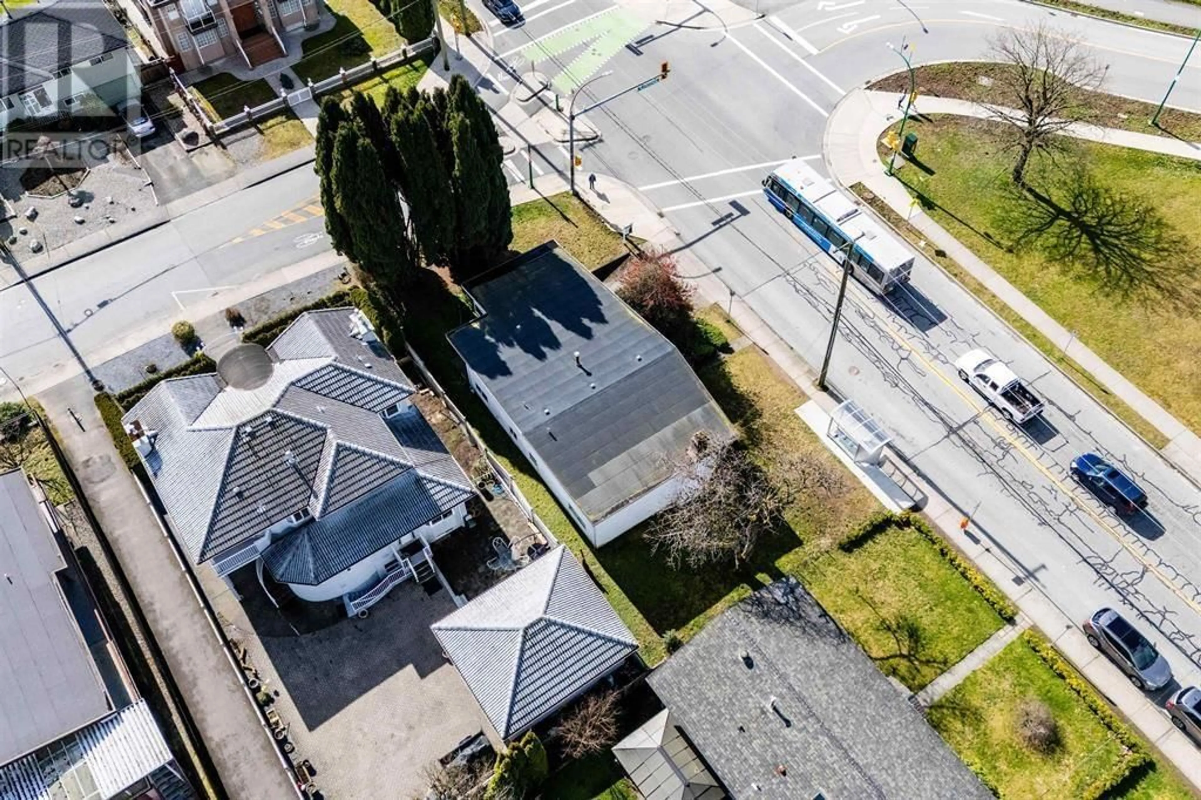A pic from outside/outdoor area/front of a property/back of a property/a pic from drone, street for 780 KENSINGTON AVENUE, Burnaby British Columbia V5B4B3