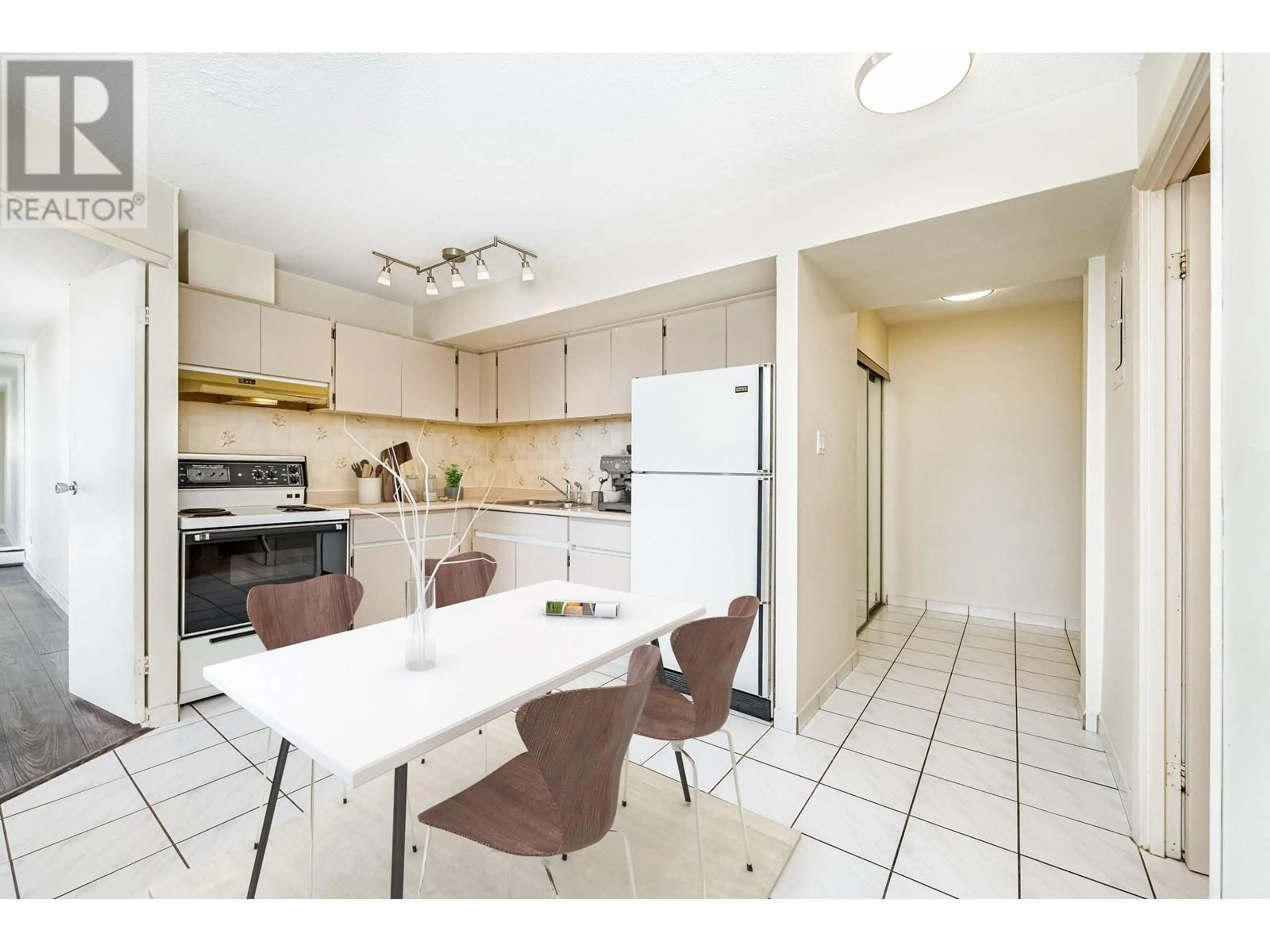 Standard kitchen, ceramic/tile floor for 1006 - 3771 BARTLETT COURT, Burnaby British Columbia V3J7G8