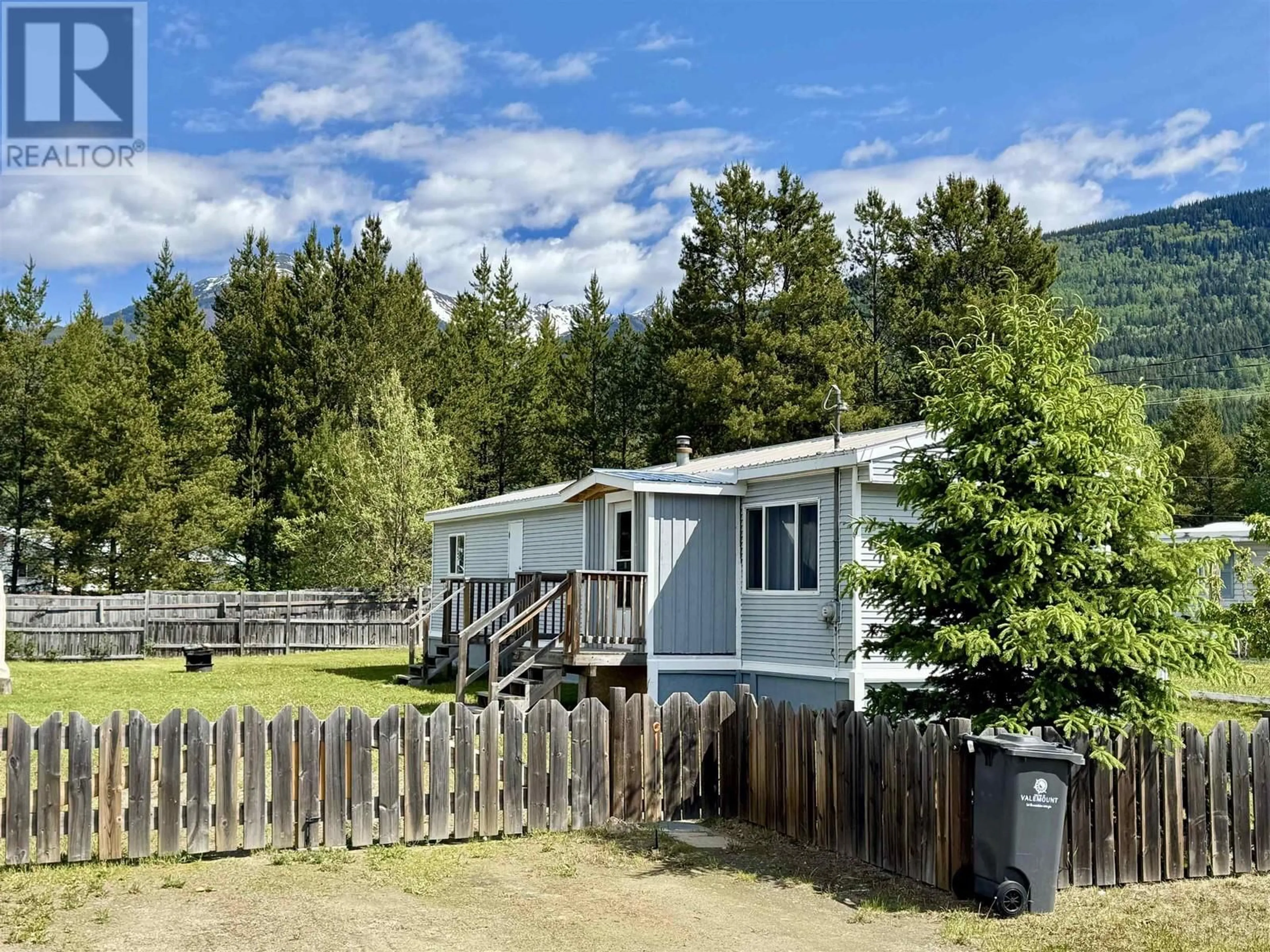 A pic from outside/outdoor area/front of a property/back of a property/a pic from drone, mountain view for 970 BEAVEN CRESCENT, Valemount British Columbia V0E2Z0