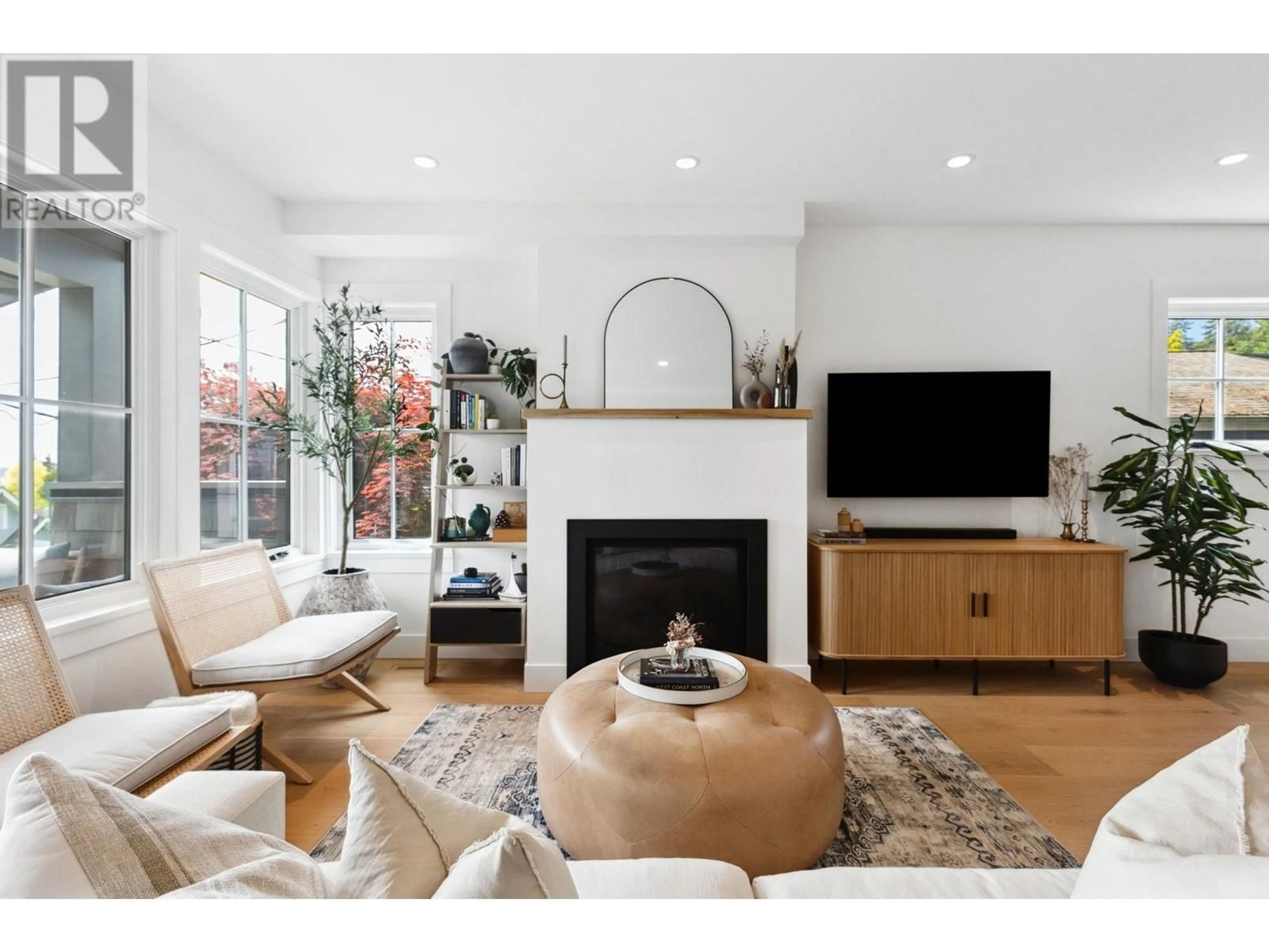 Living room with furniture, wood/laminate floor for 230 28 STREET, North Vancouver British Columbia V7N1C2