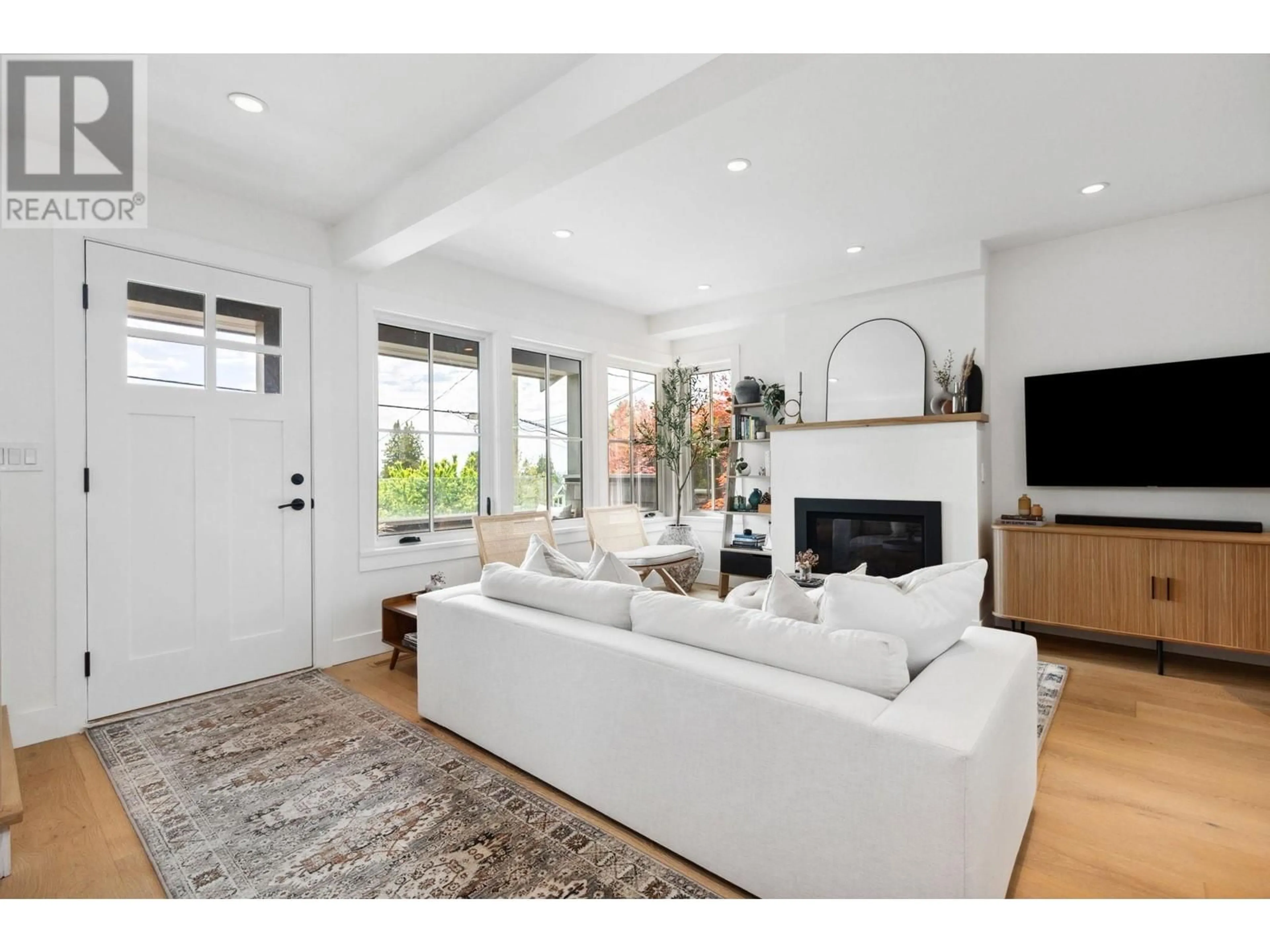 Living room with furniture, unknown for 230 28 STREET, North Vancouver British Columbia V7N1C2