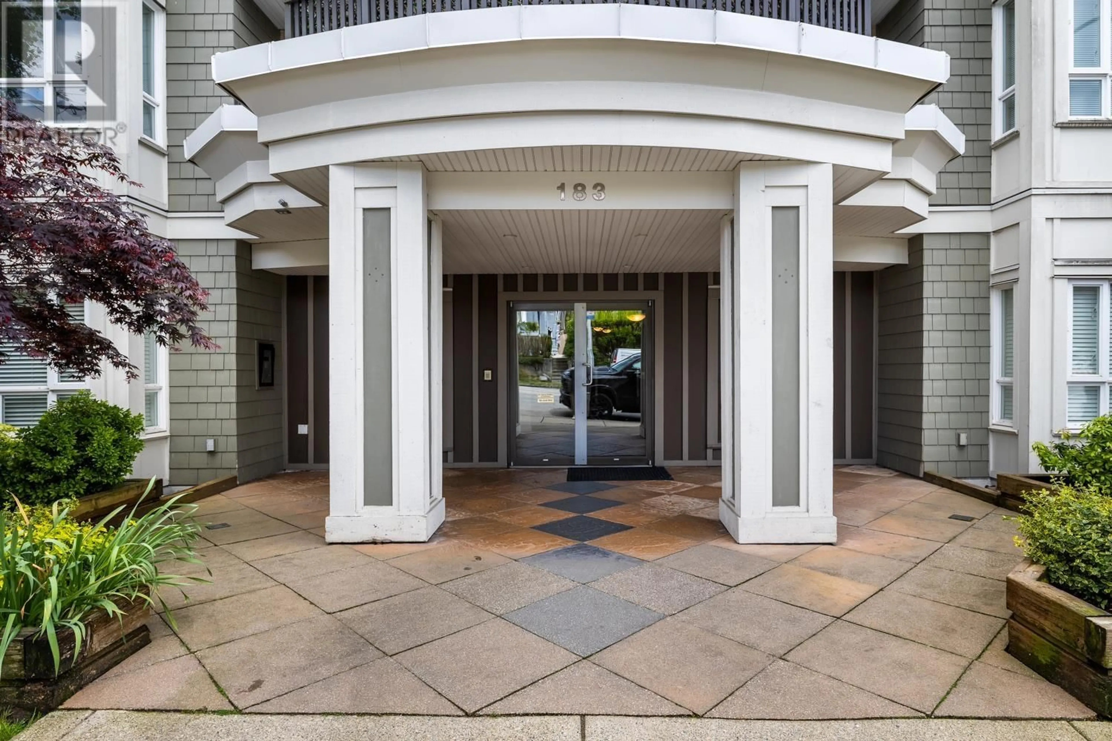 Indoor foyer for 409 - 183 23 STREET, North Vancouver British Columbia V7M2B1