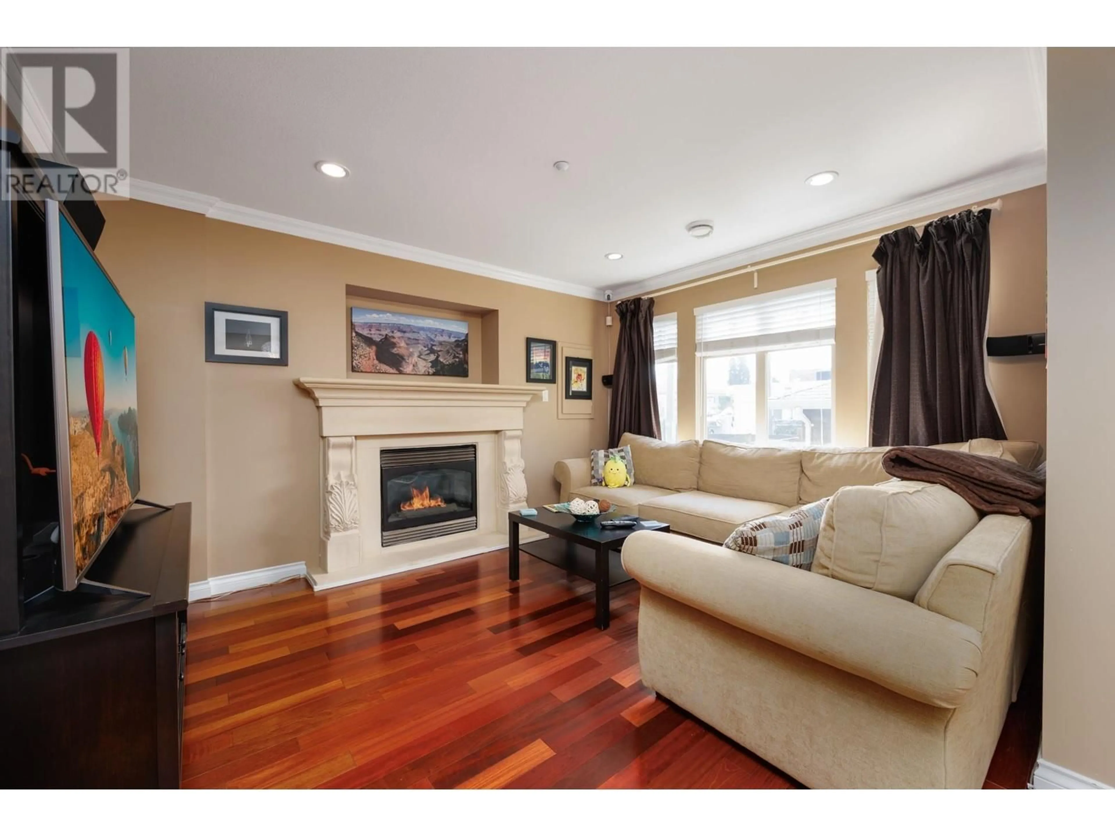 Living room with furniture, wood/laminate floor for 1254 11TH AVENUE, Vancouver British Columbia V5T2G3