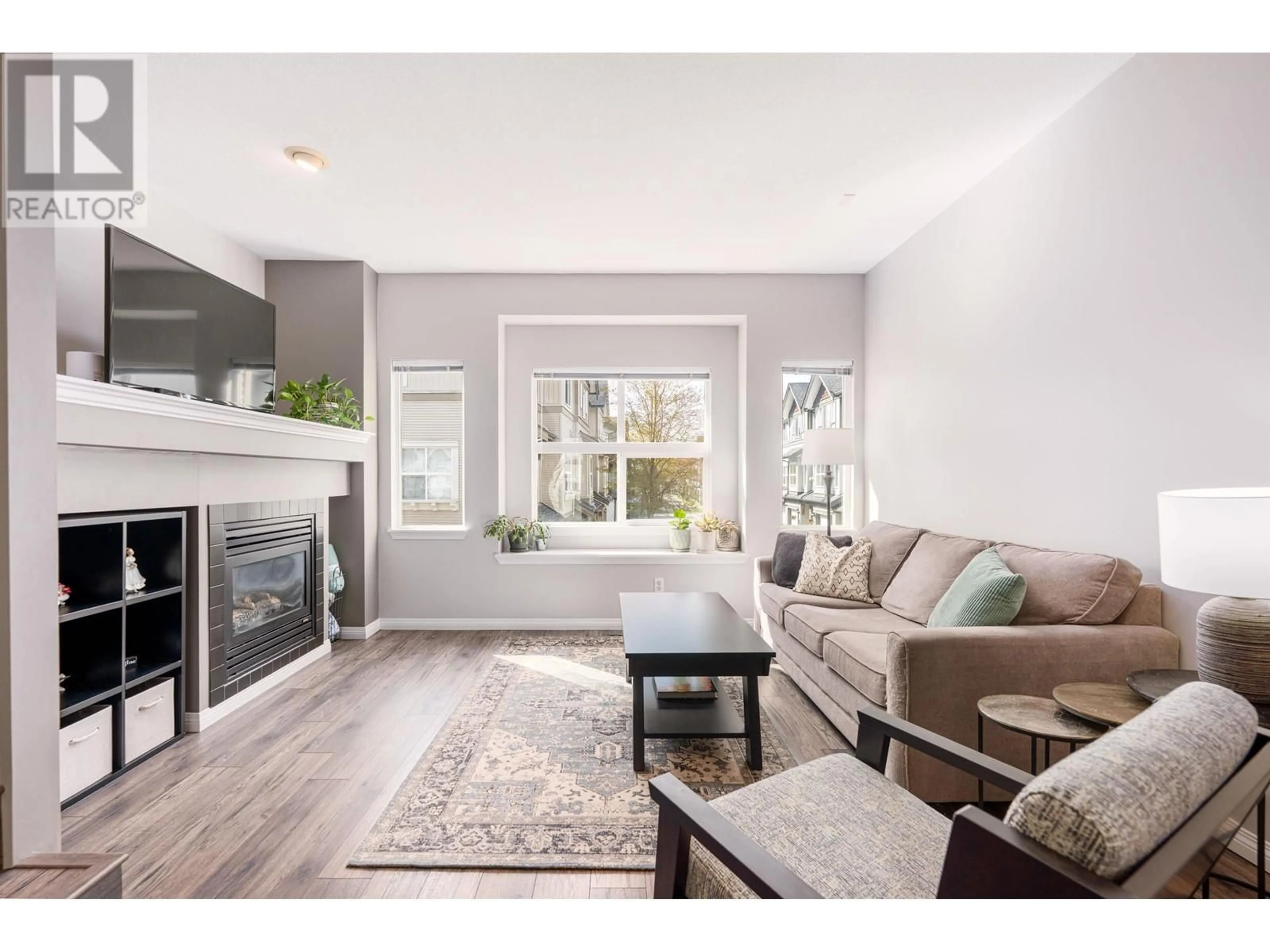 Living room with furniture, wood/laminate floor for 111 - 1055 RIVERWOOD GATE, Port Coquitlam British Columbia V3B8C3