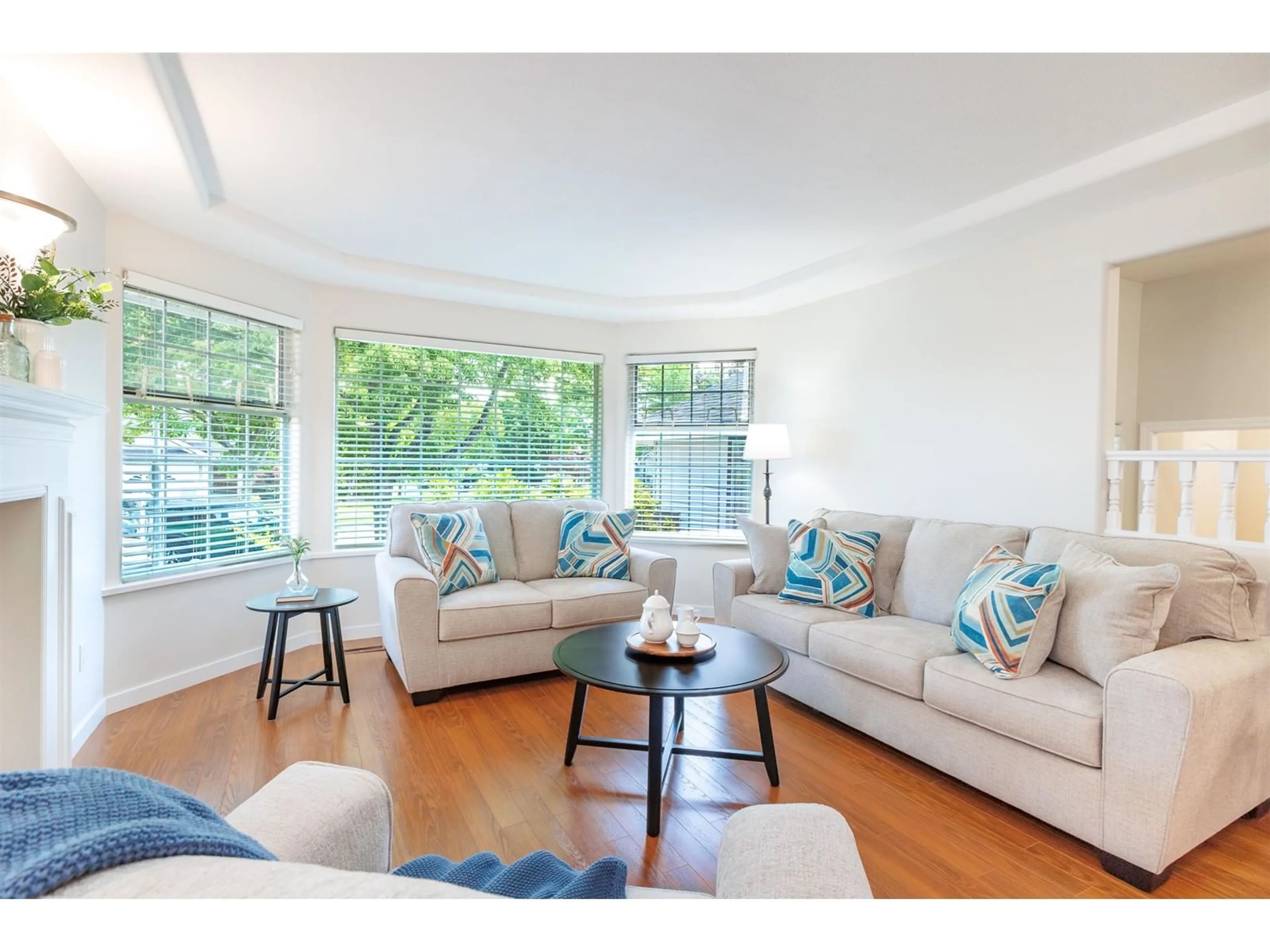Living room with furniture, wood/laminate floor for 8857 158, Surrey British Columbia V4N2Y7