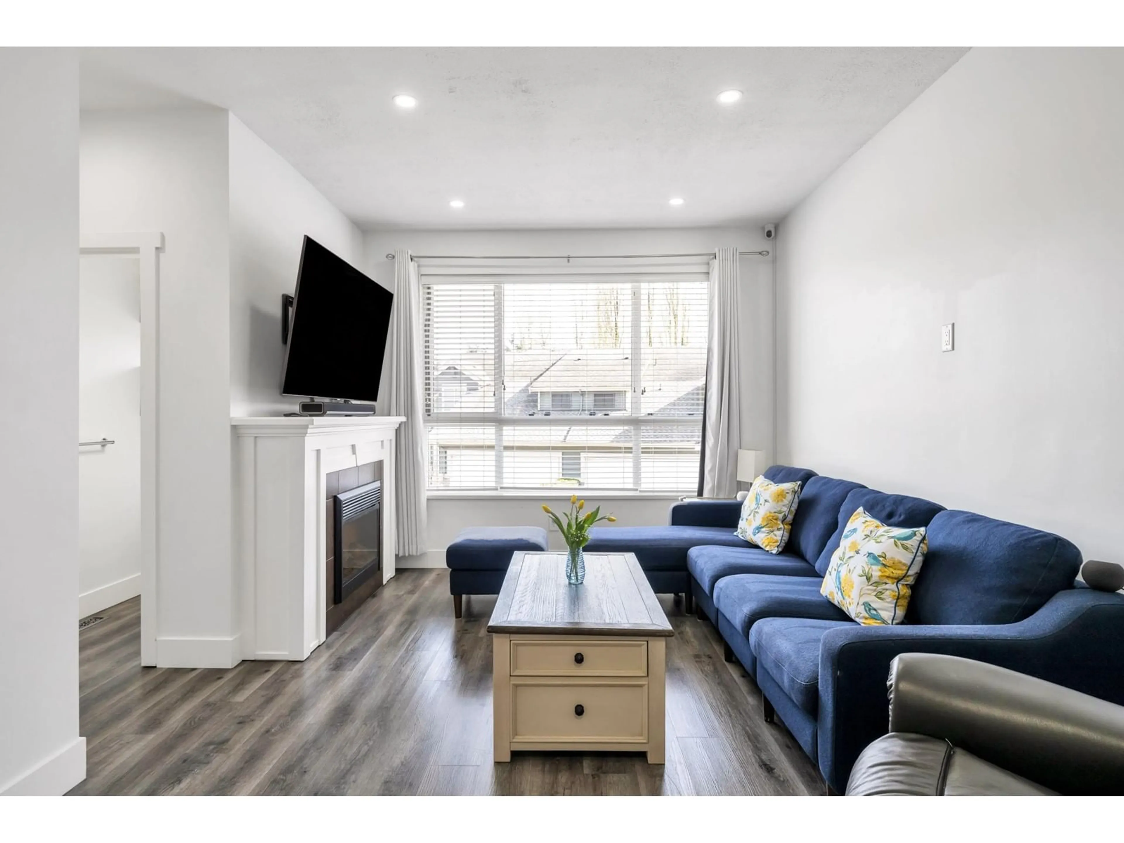 Living room with furniture, wood/laminate floor for 71 - 7848 170, Surrey British Columbia V4N6M4