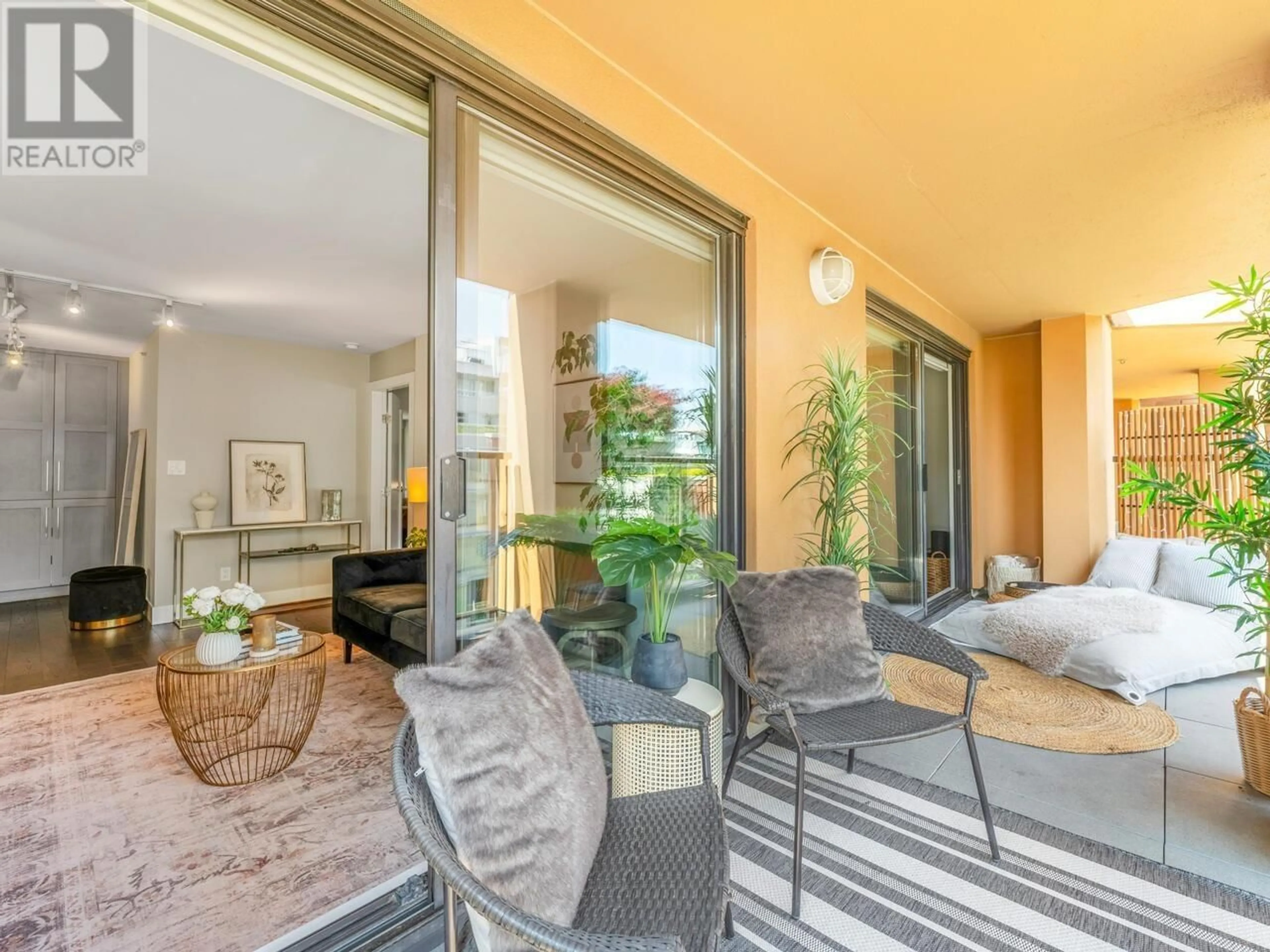 Living room with furniture, unknown for 507 - 488 HELMCKEN STREET, Vancouver British Columbia V6B6E4