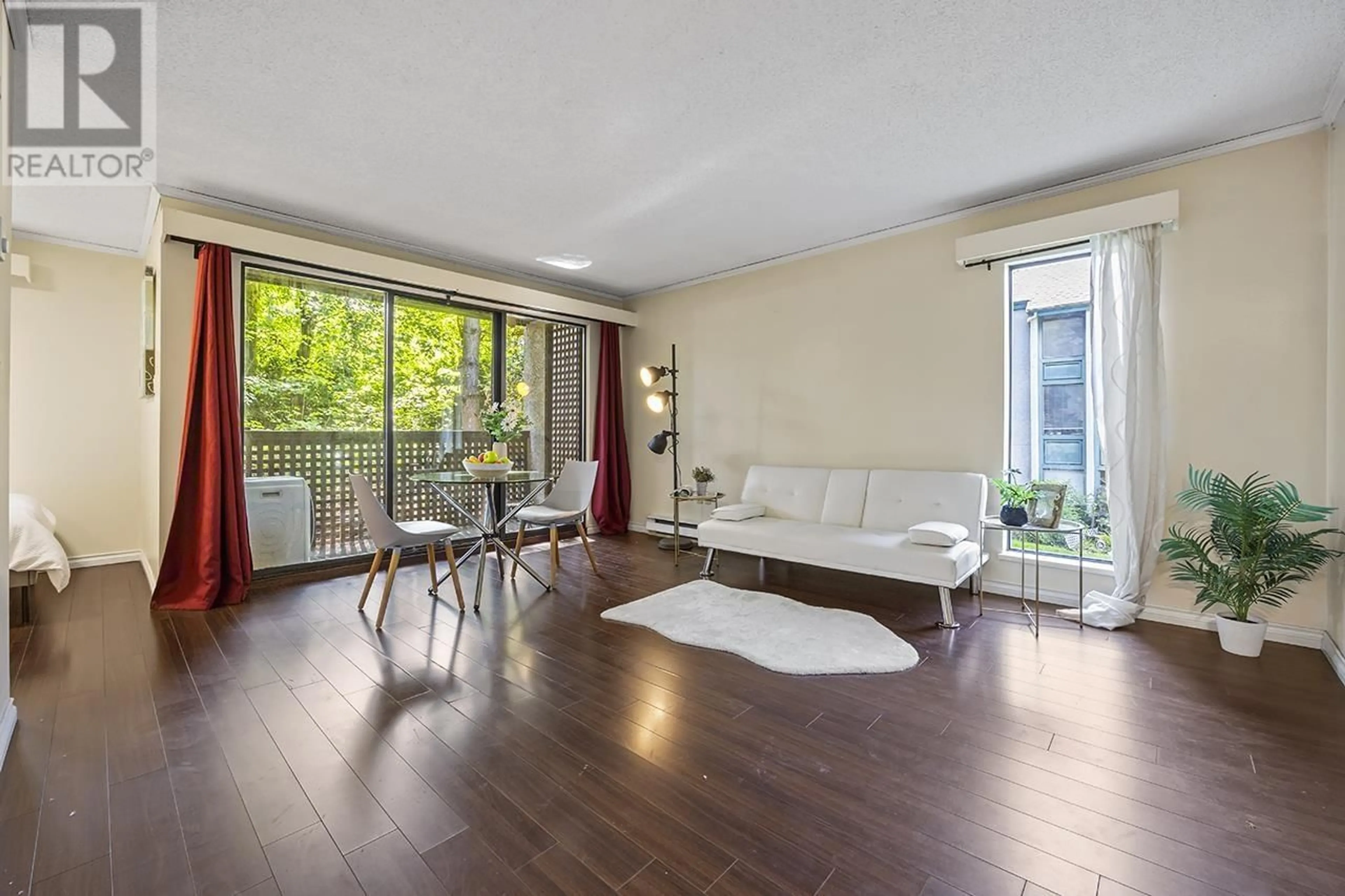 Living room with furniture, wood/laminate floor for 3 - 340 GINGER DRIVE, New Westminster British Columbia V3L5L7