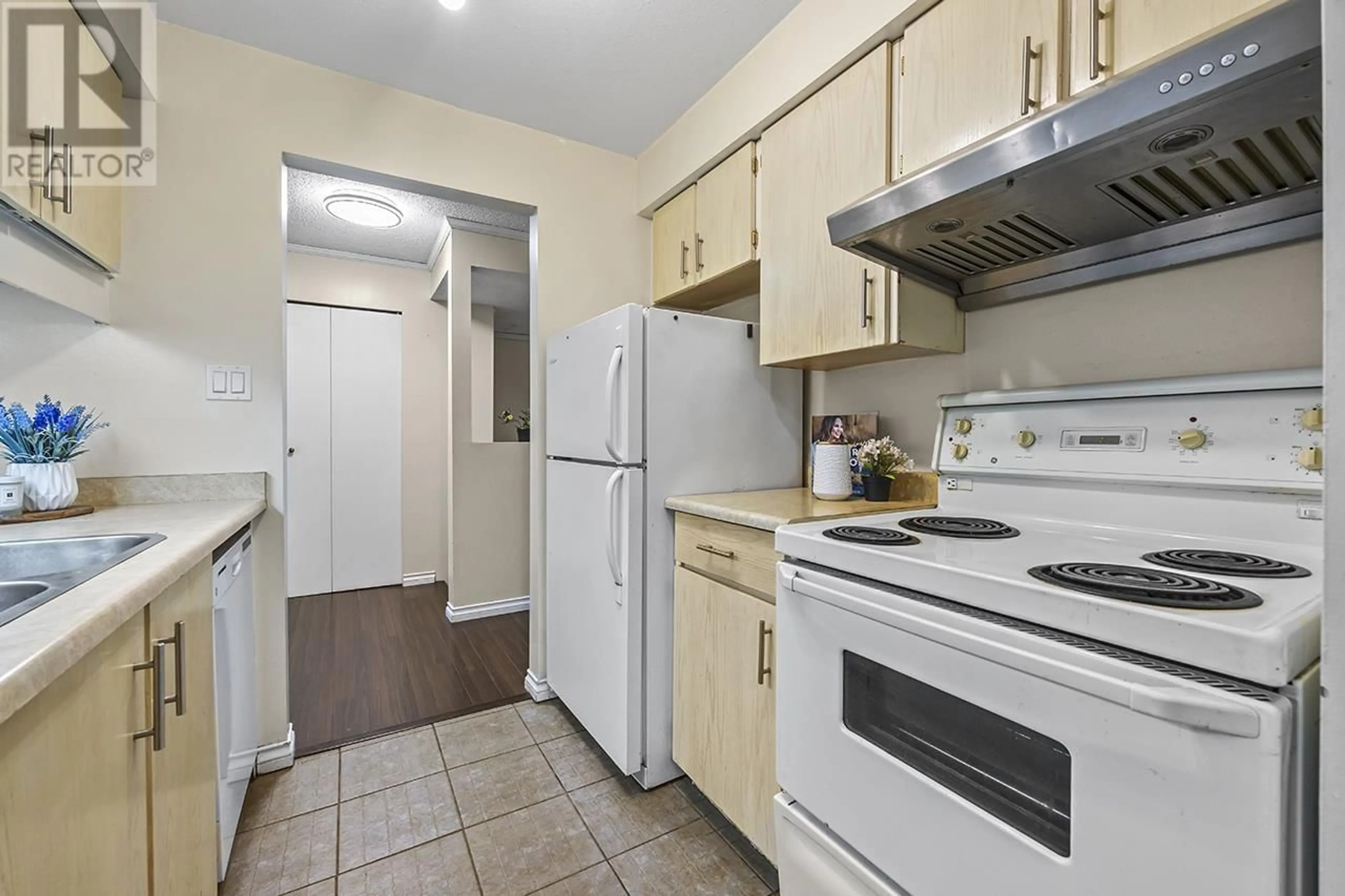 Standard kitchen, unknown for 3 - 340 GINGER DRIVE, New Westminster British Columbia V3L5L7