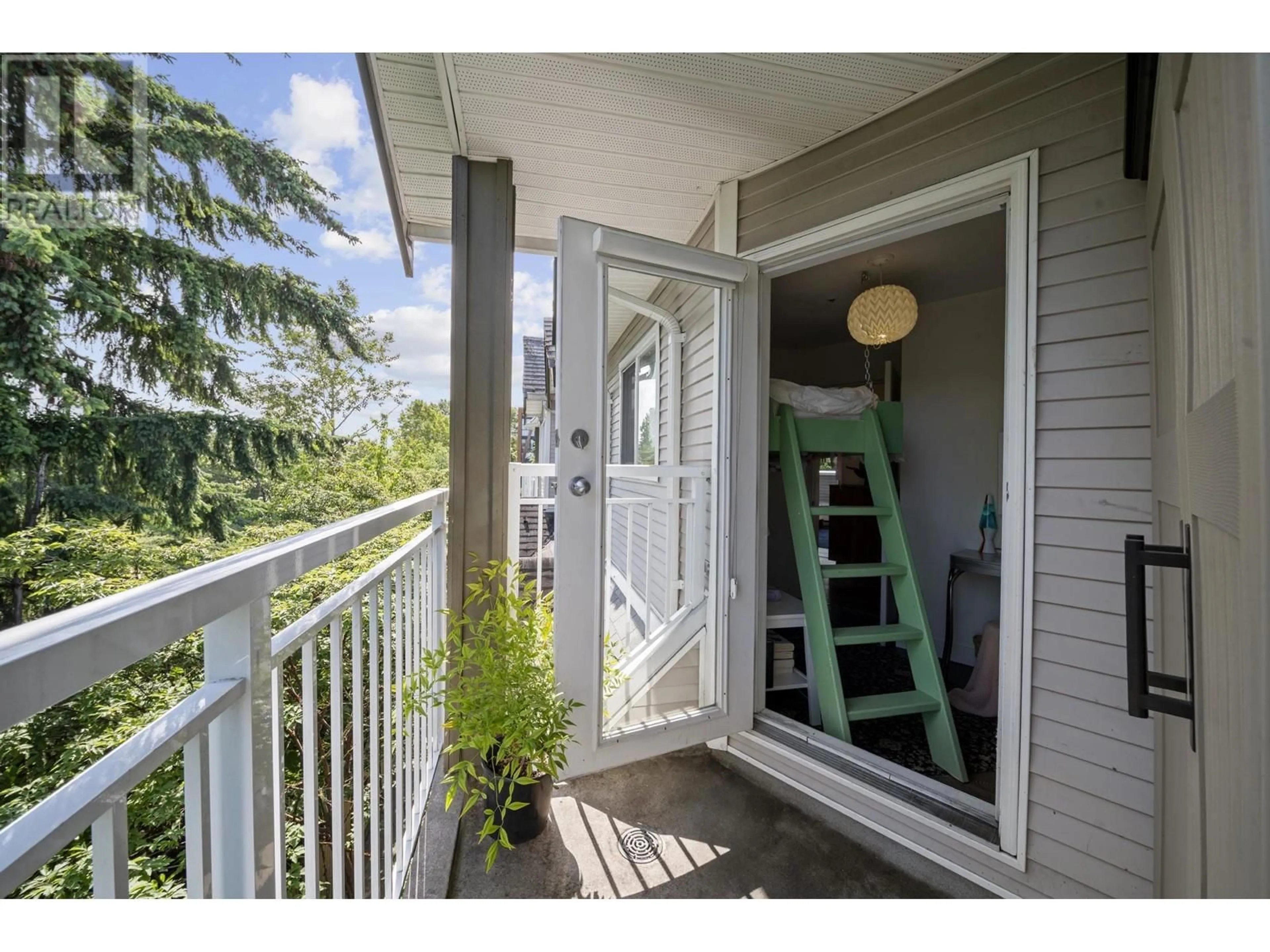 Indoor entryway for 403 - 1883 10TH AVENUE, Vancouver British Columbia V5N1X8