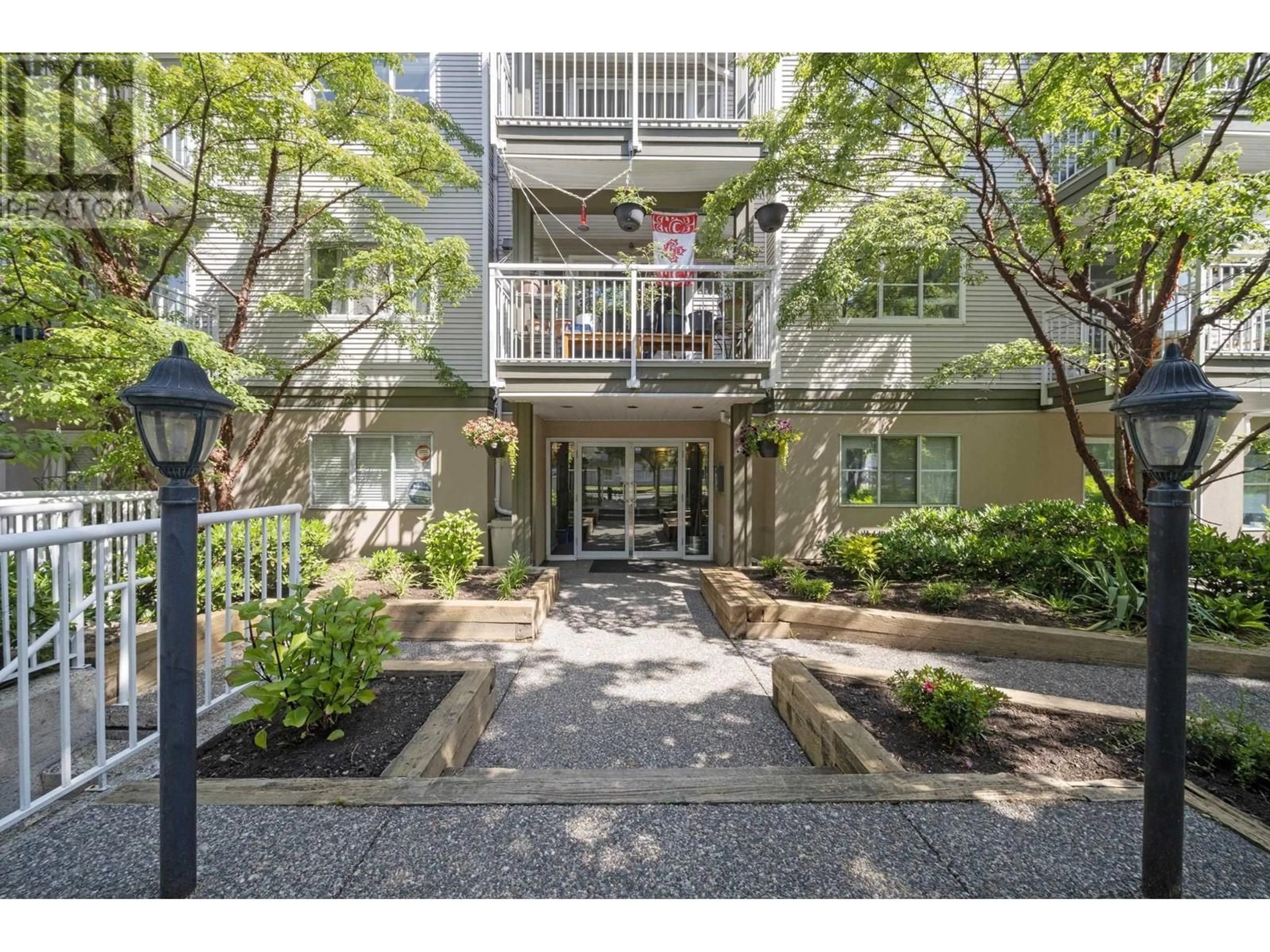 Indoor foyer for 403 - 1883 10TH AVENUE, Vancouver British Columbia V5N1X8