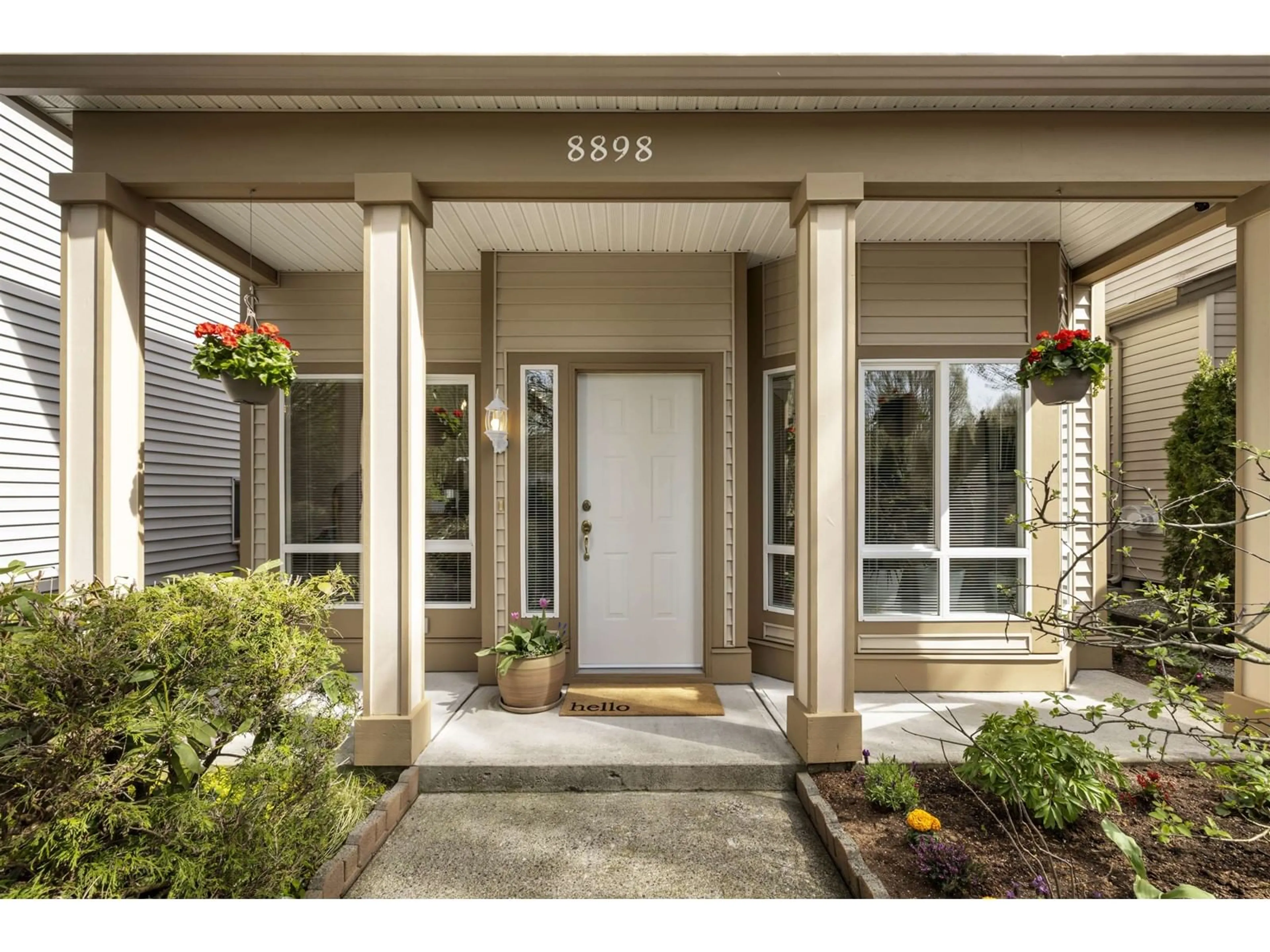 Indoor entryway for 8898 216, Langley British Columbia V1M3Z7