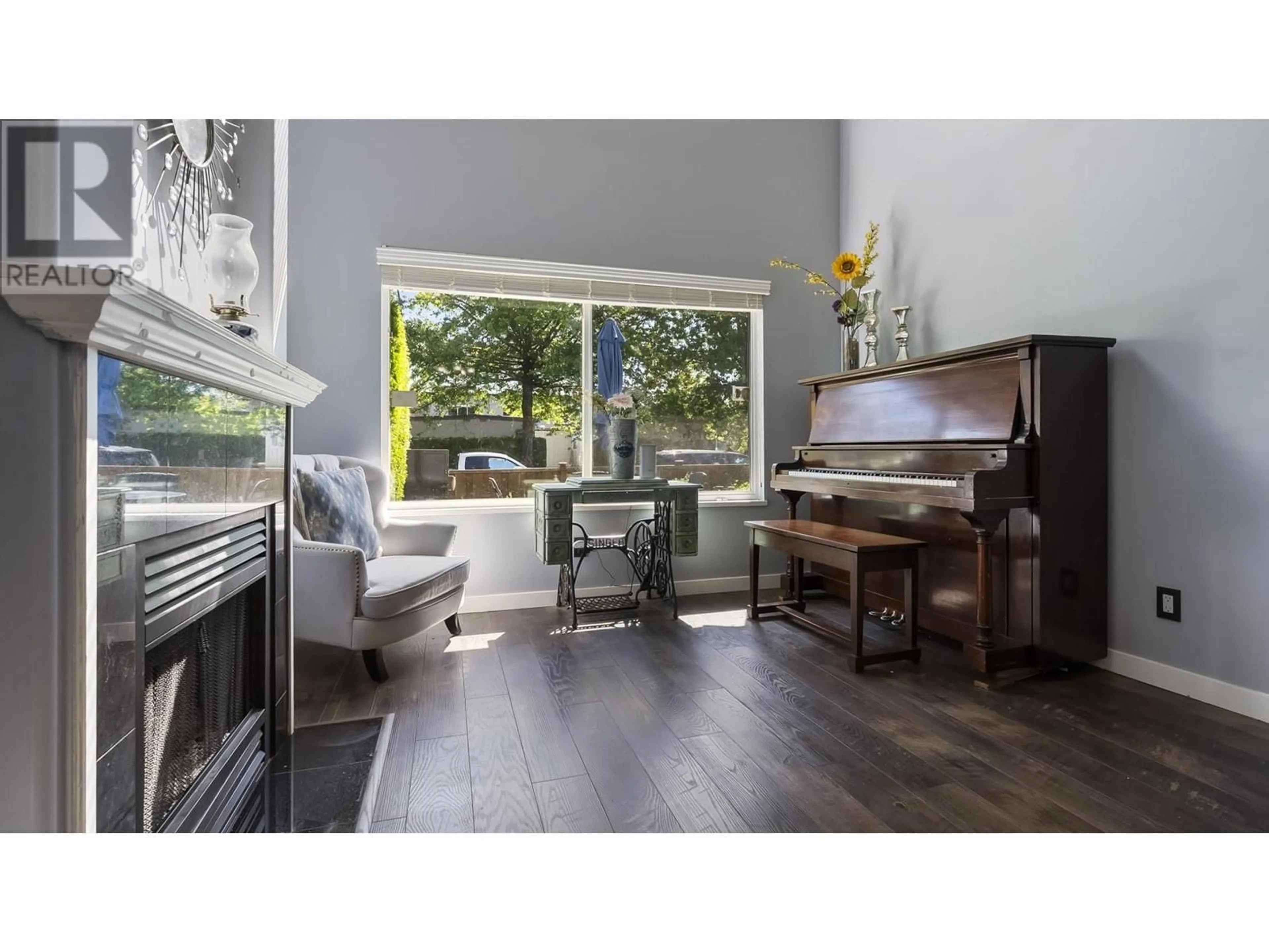 Open concept kitchen, wood/laminate floor for 35 - 1370 RIVERWOOD GATE, Port Coquitlam British Columbia V3B7V7
