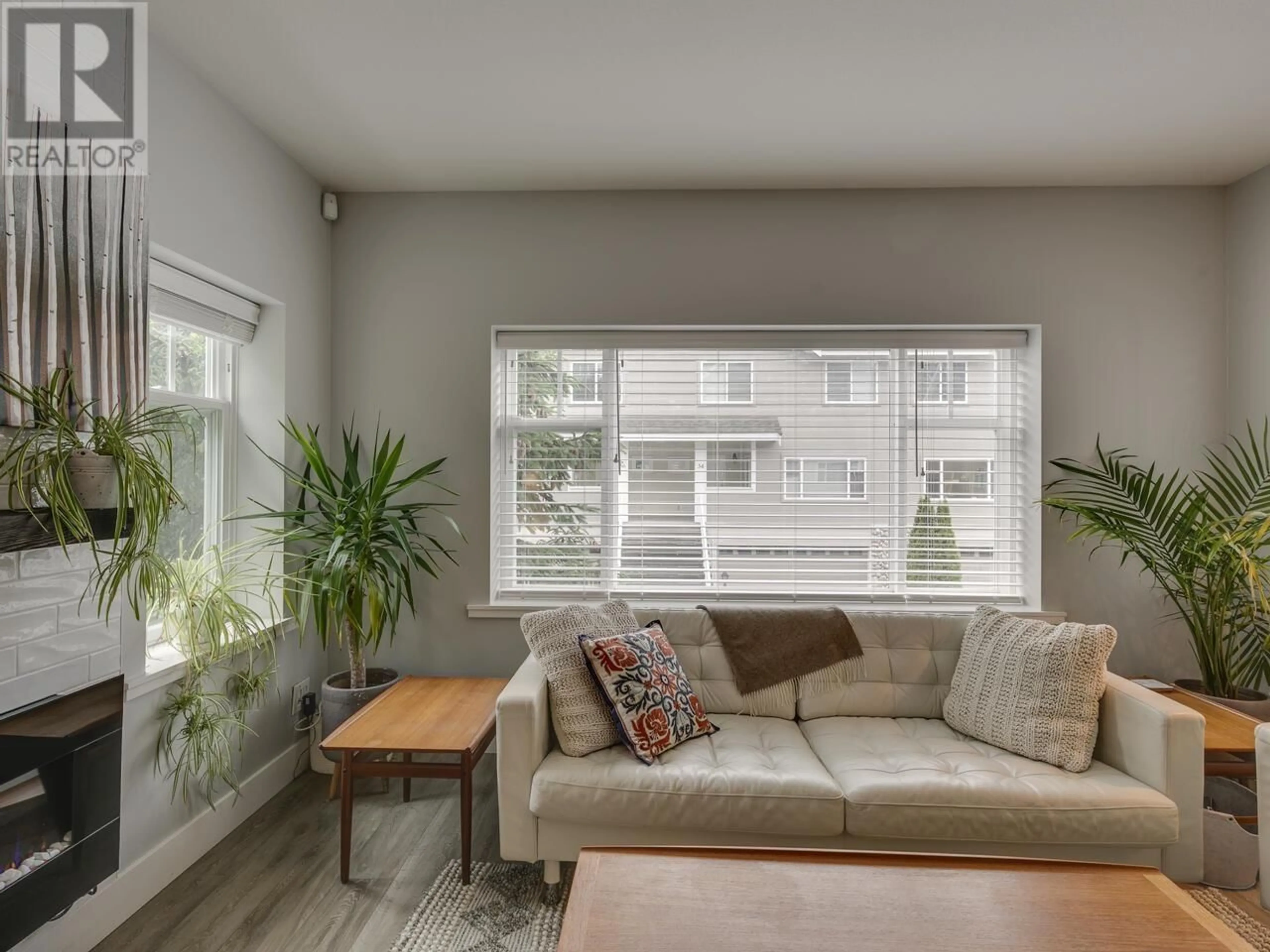 Living room with furniture, wood/laminate floor for 35 - 1200 EDGEWATER DRIVE, Squamish British Columbia V8B0E7