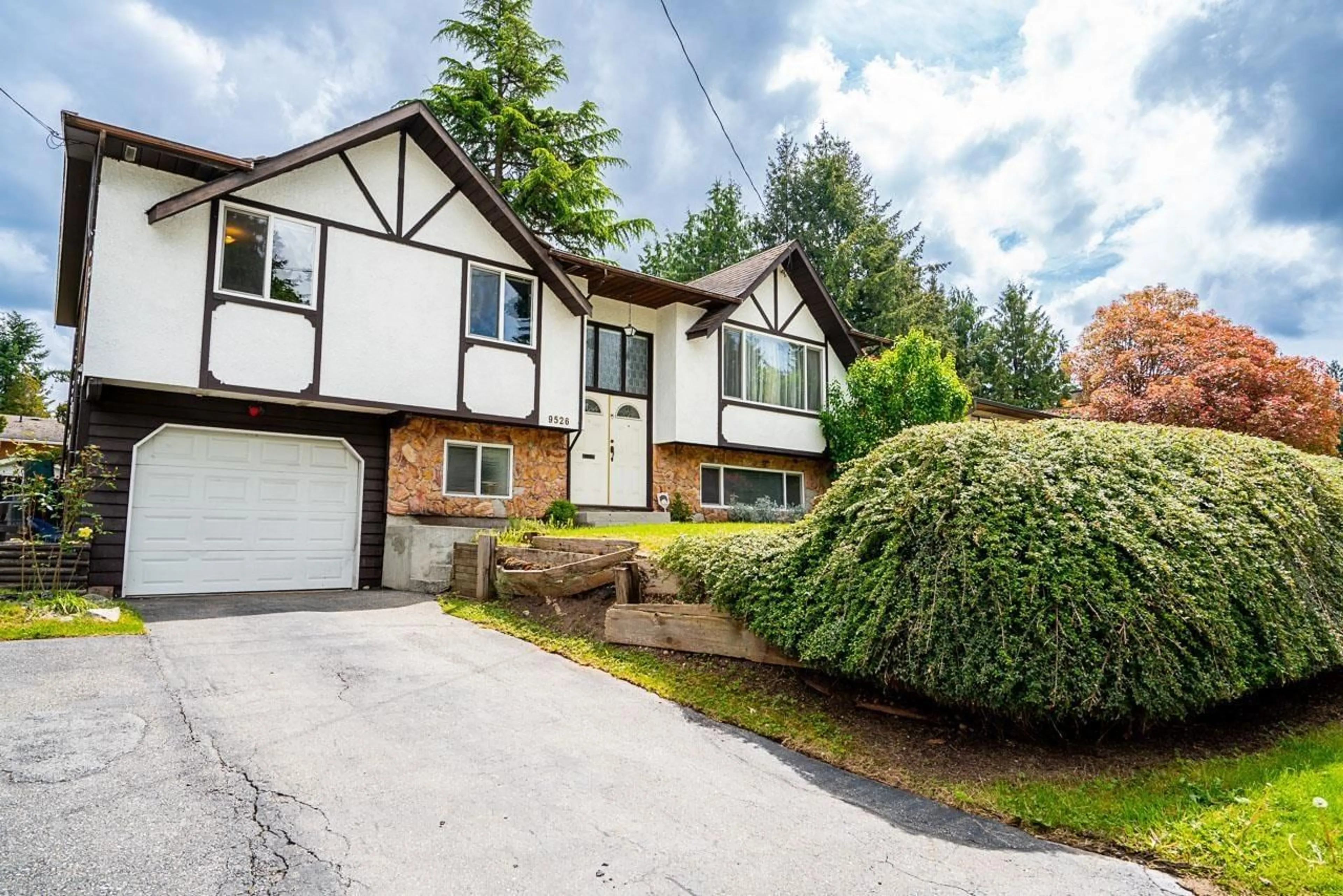 Home with vinyl exterior material, street for 9526 117, Delta British Columbia V4C6C1