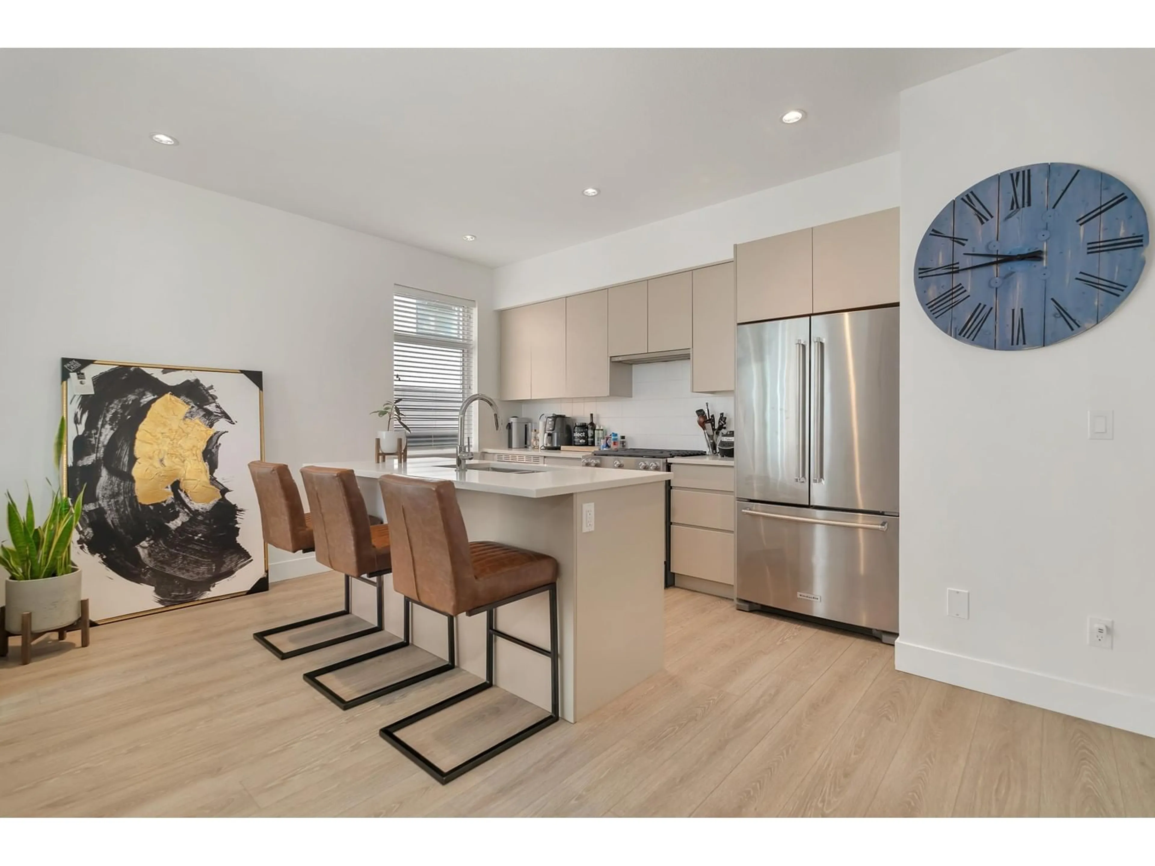 Open concept kitchen, wood/laminate floor for 128 - 16433 19, Surrey British Columbia V3Z0Z1