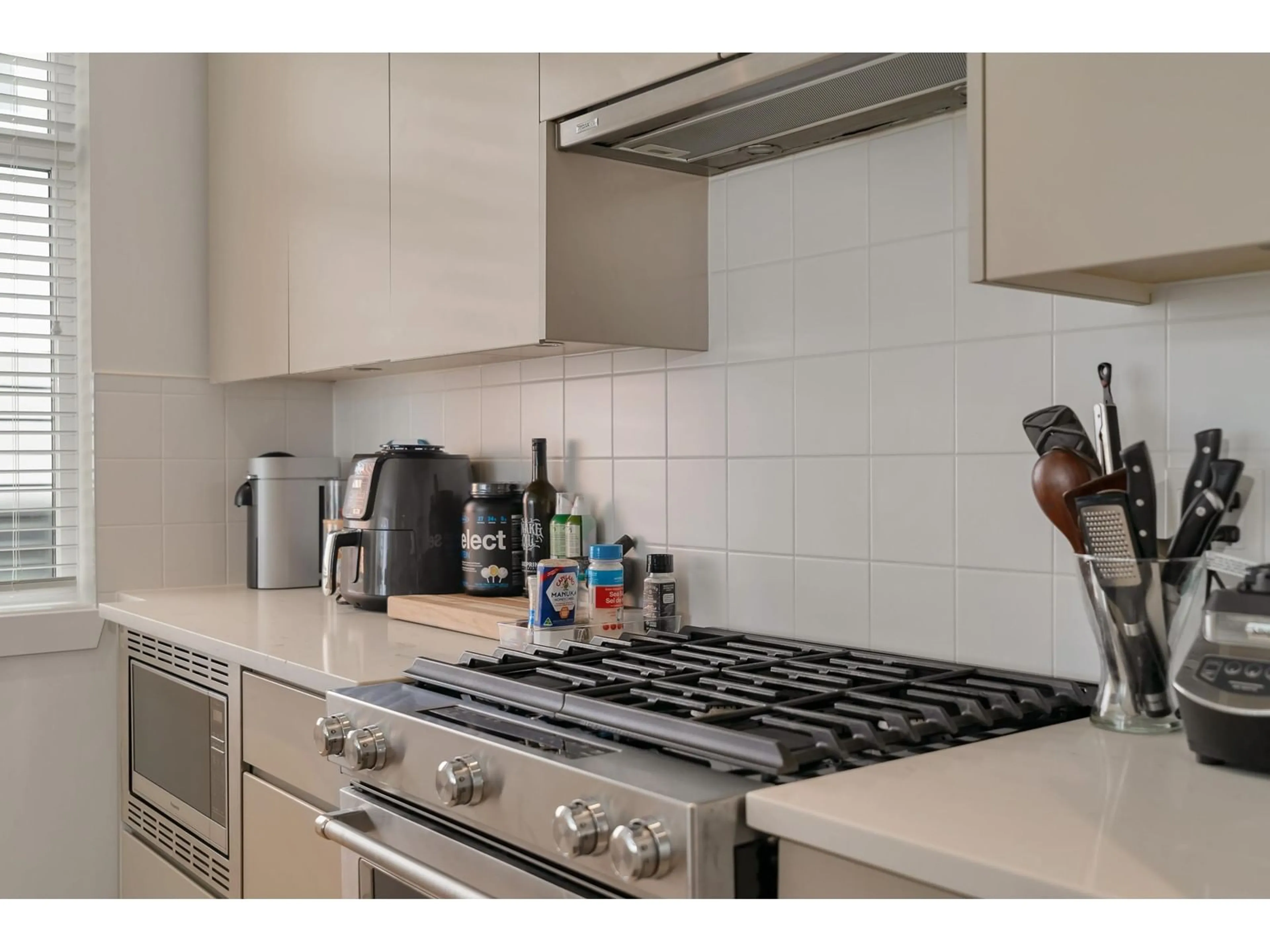 Standard kitchen, unknown for 128 - 16433 19, Surrey British Columbia V3Z0Z1