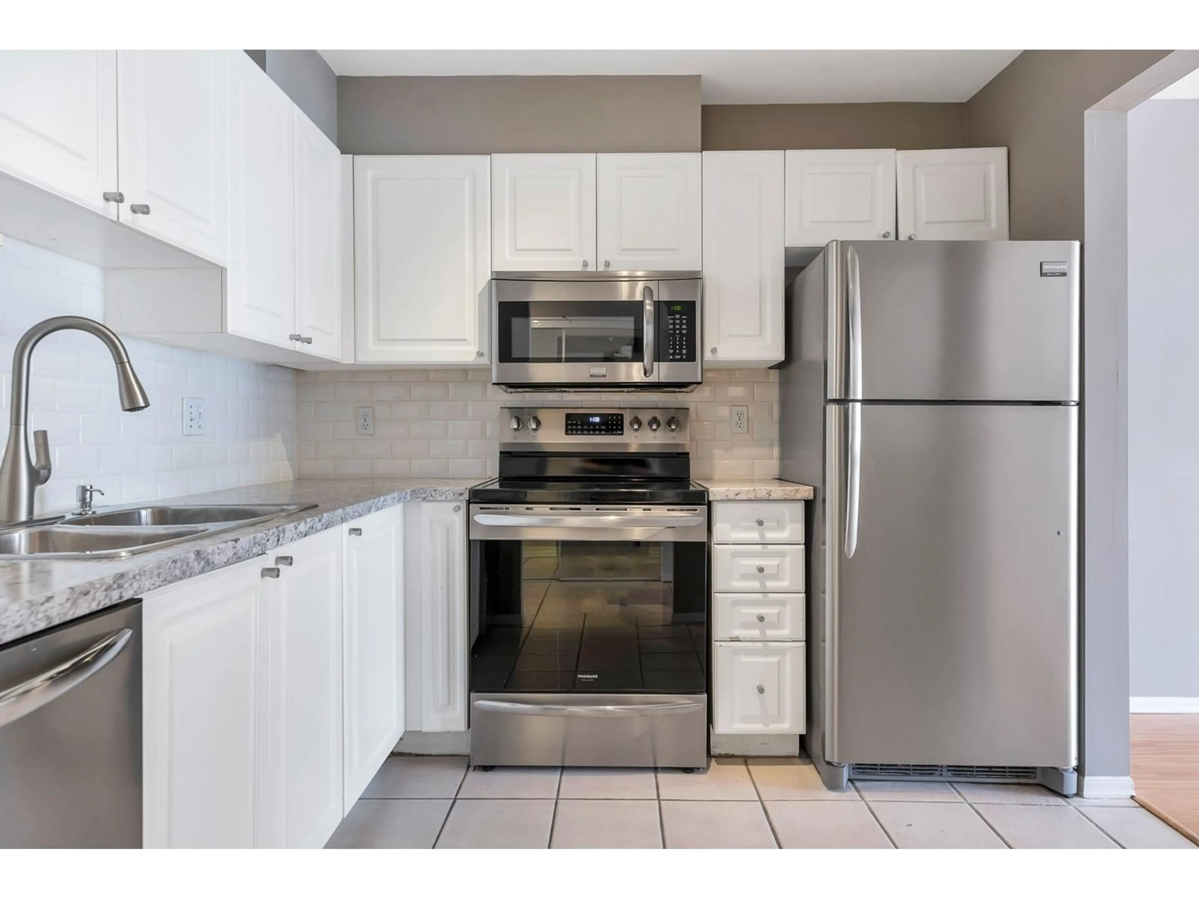 Standard kitchen, unknown for 201 - 13955 LAUREL, Surrey British Columbia V3T1A8