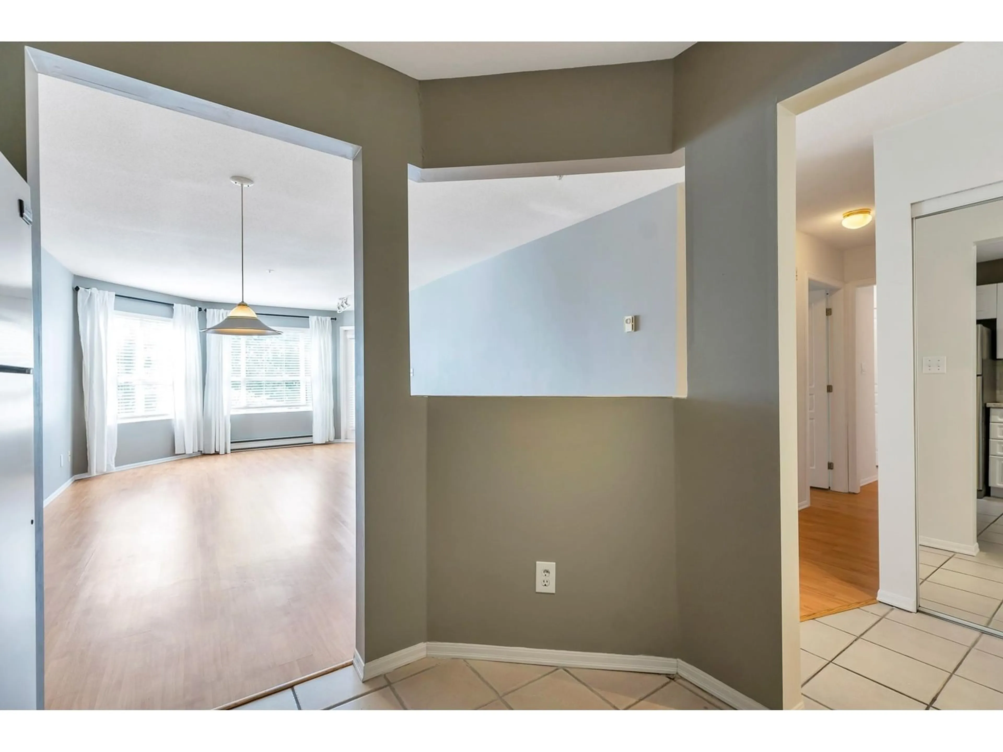Indoor entryway for 201 - 13955 LAUREL, Surrey British Columbia V3T1A8