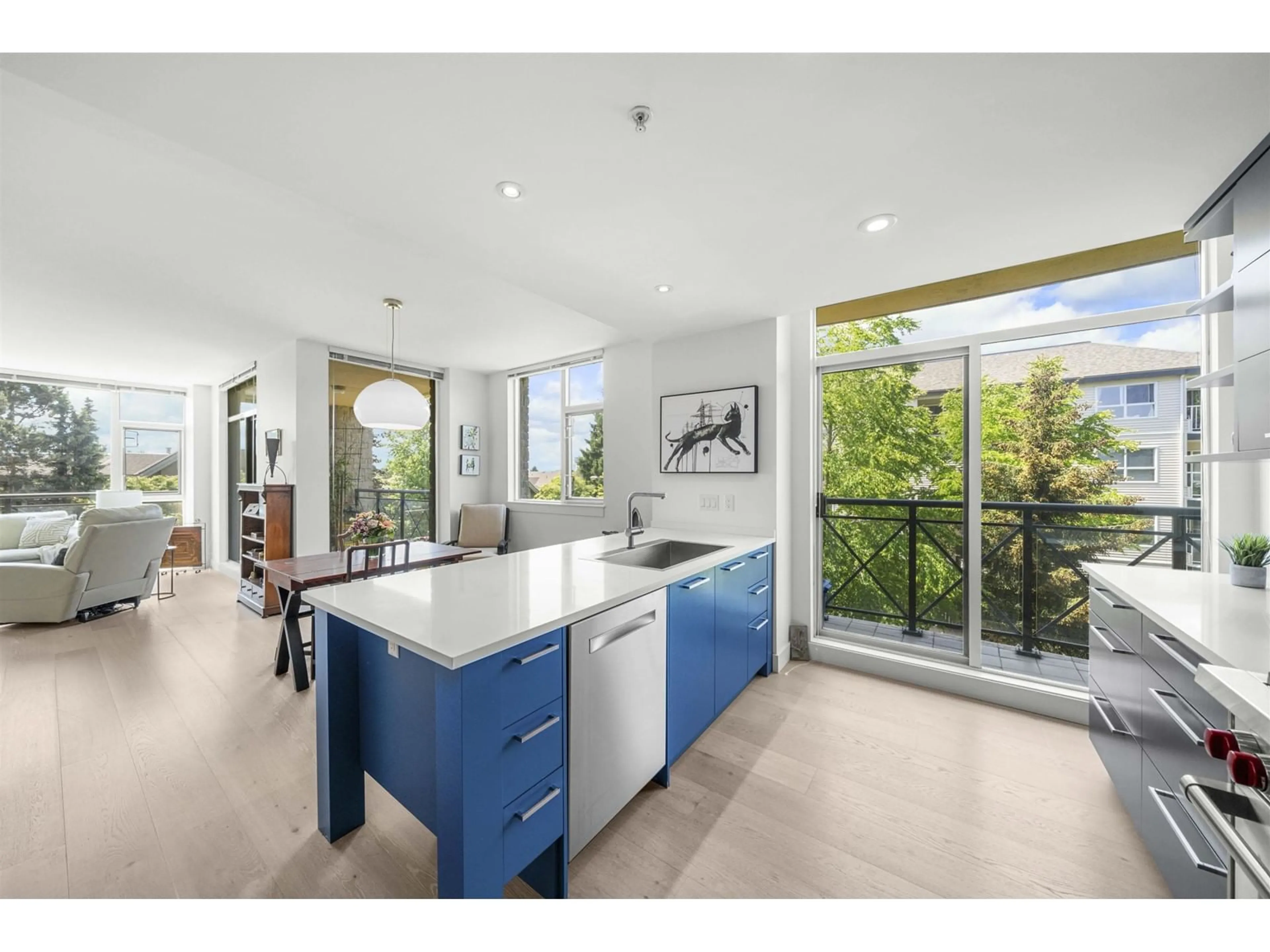 Open concept kitchen, ceramic/tile floor for 301 - 15445 VINE, Surrey British Columbia V4B2T3
