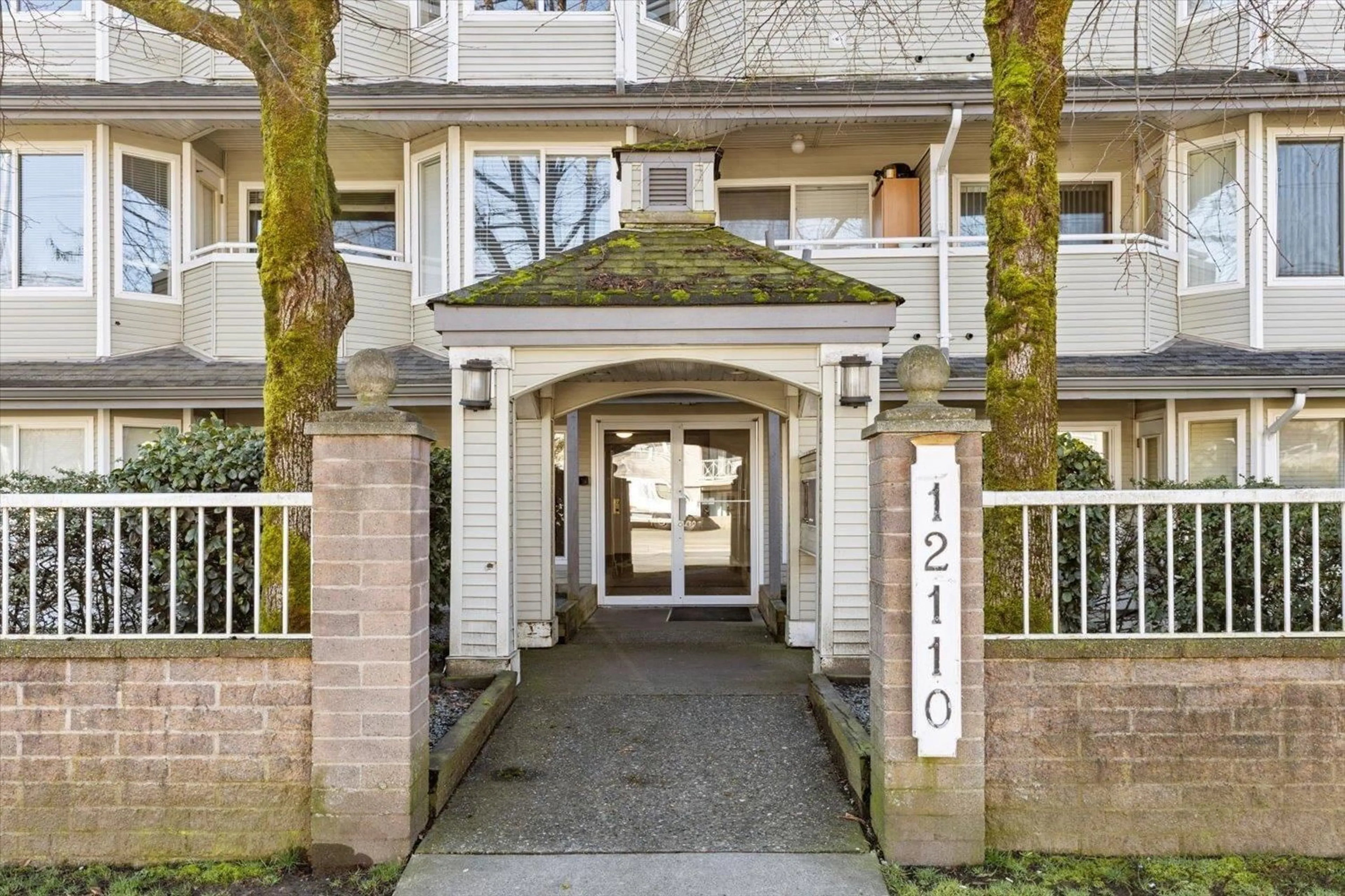 Indoor entryway for 309 - 12110 80, Surrey British Columbia V3W0V2