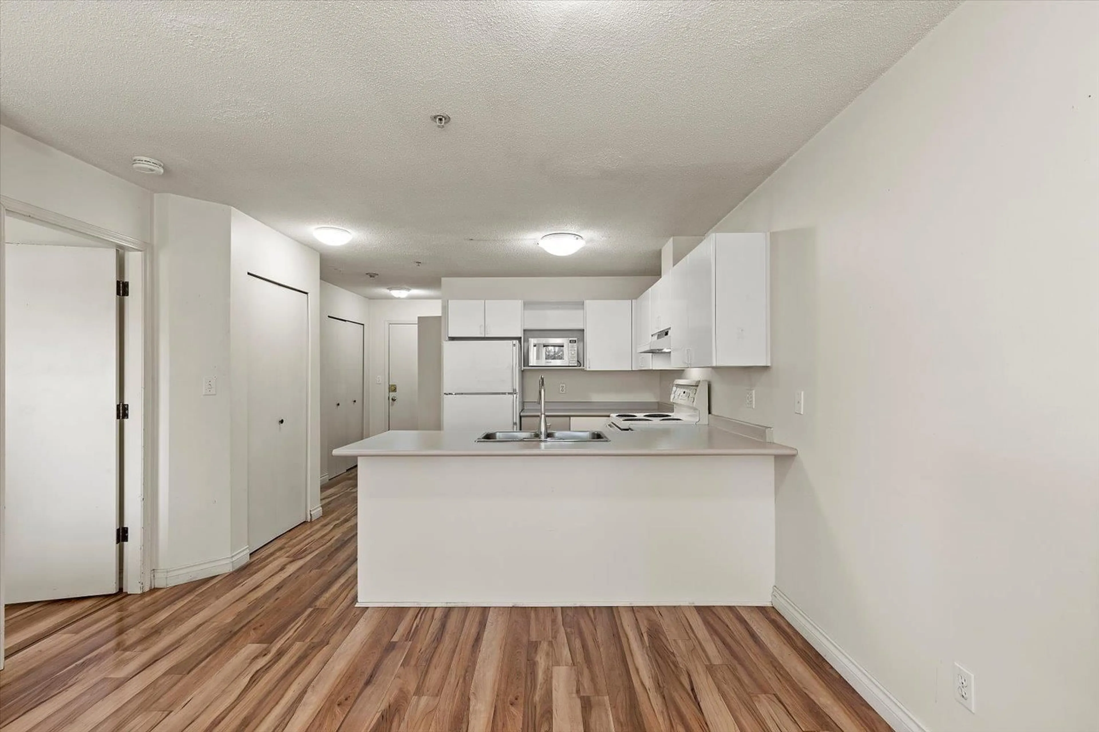 Standard kitchen, unknown for 309 - 12110 80, Surrey British Columbia V3W0V2