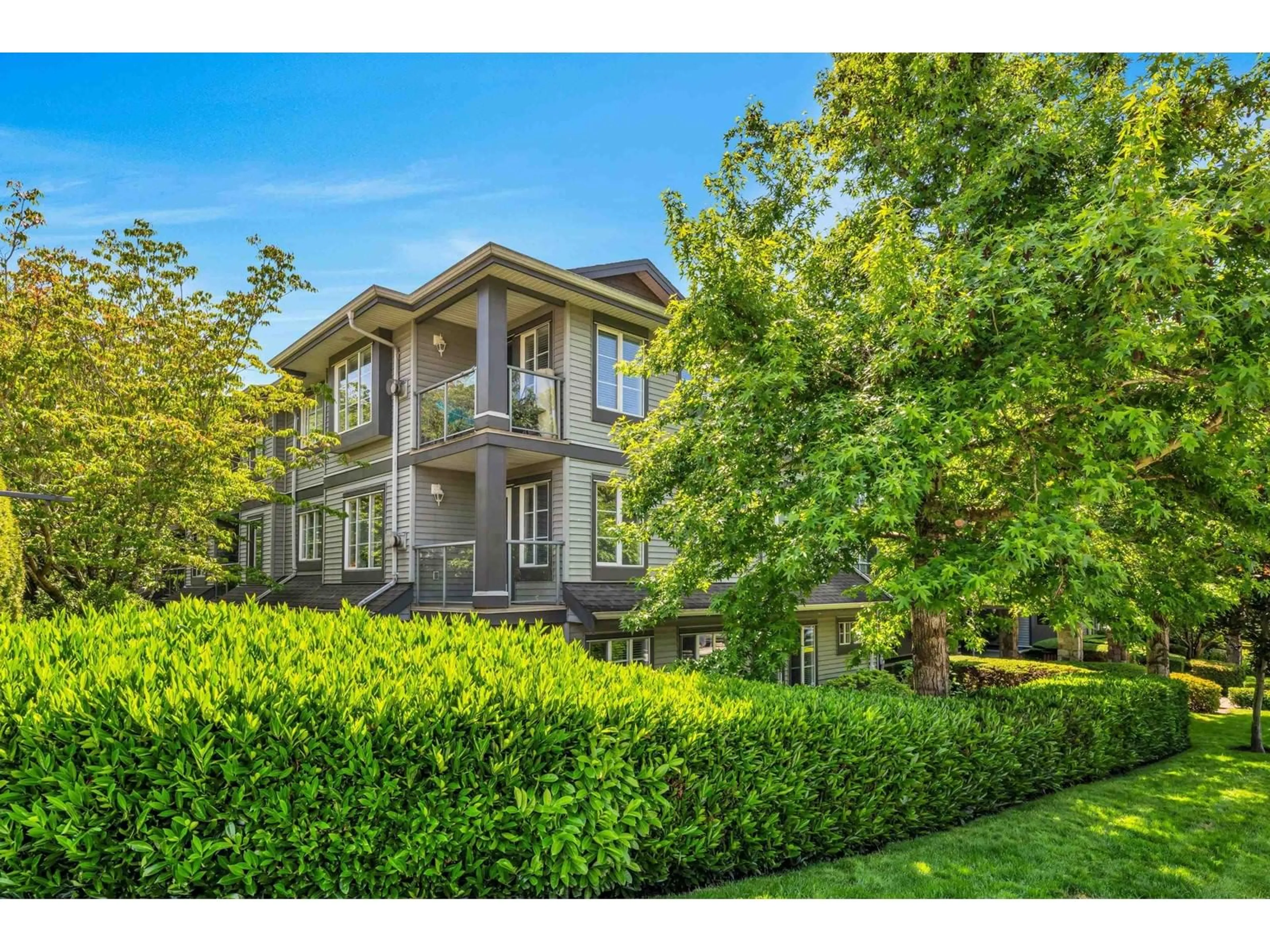 A pic from outside/outdoor area/front of a property/back of a property/a pic from drone, street for 207 - 1280 MERKLIN, White Rock British Columbia V4B4B9