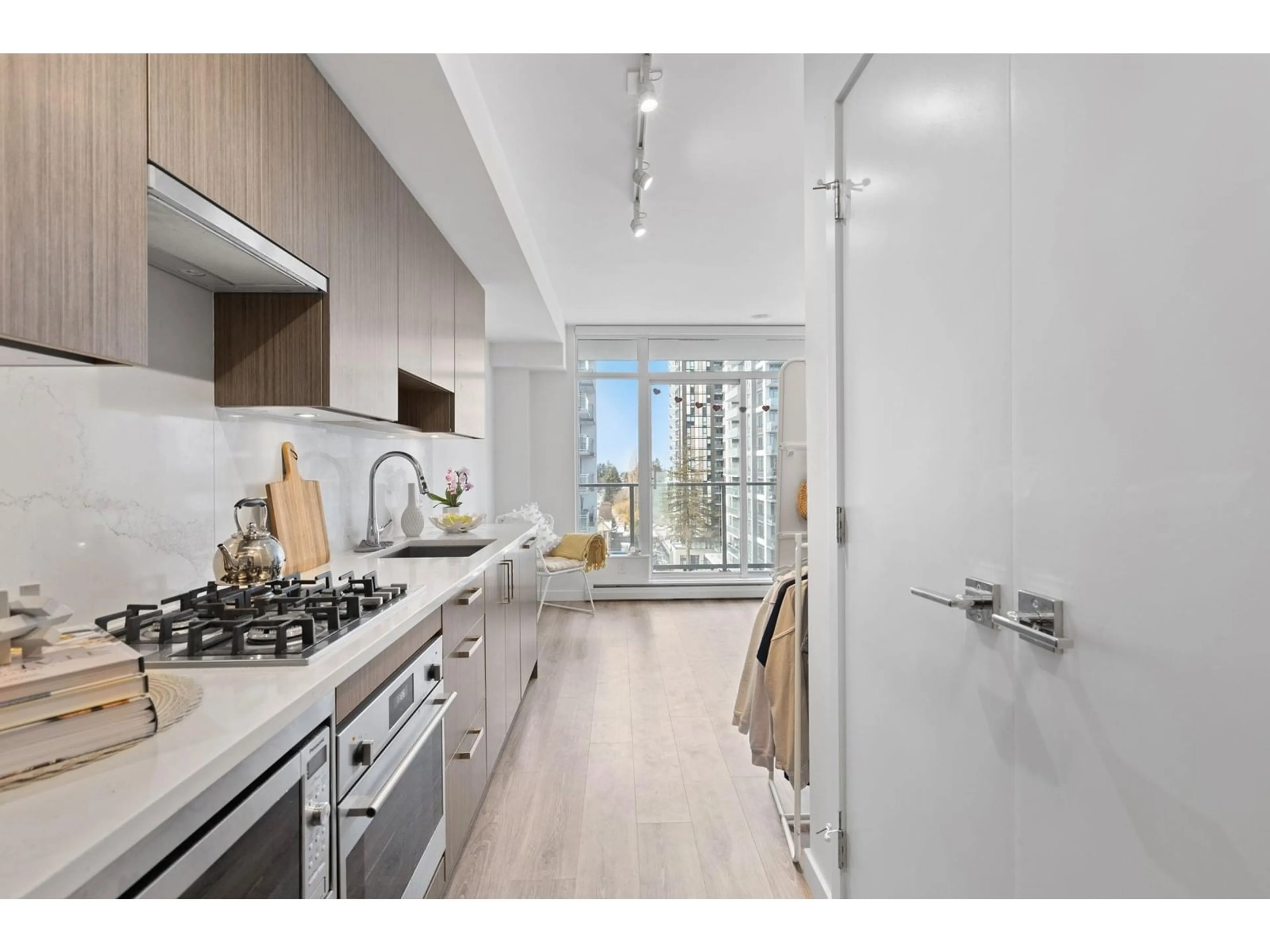 Open concept kitchen, unknown for 1018 - 13350 CENTRAL, Surrey British Columbia V3T0S1