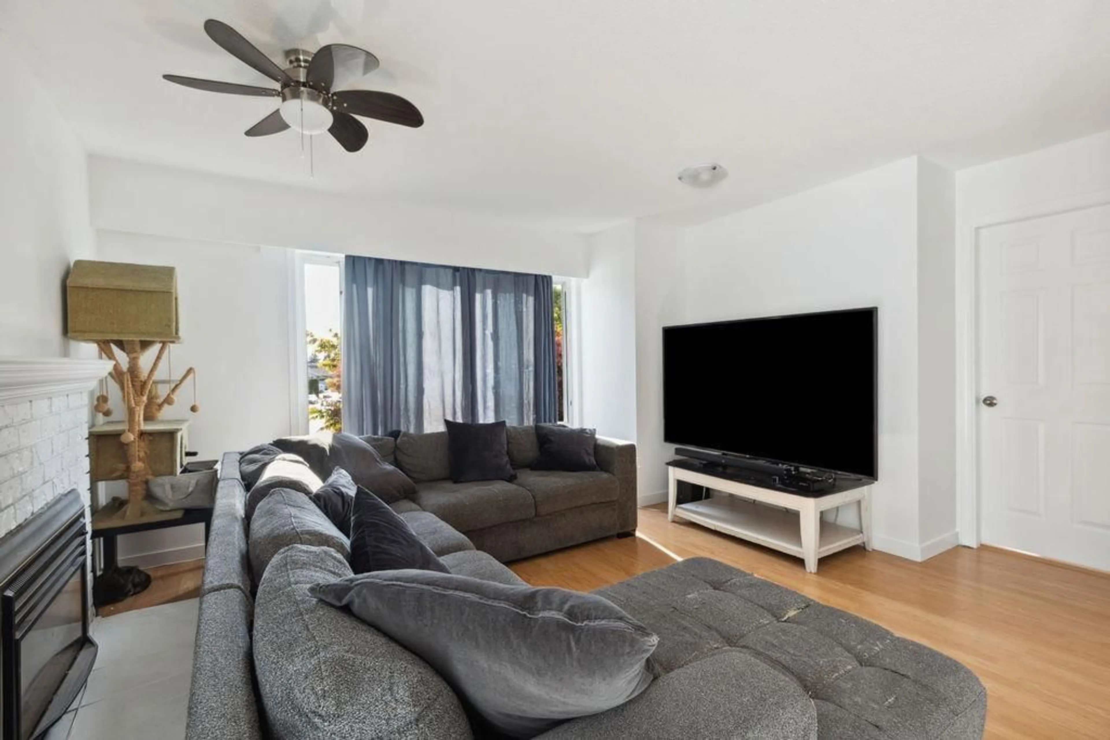 Living room with furniture, unknown for 11463 HEATH, Delta British Columbia V4C1C5