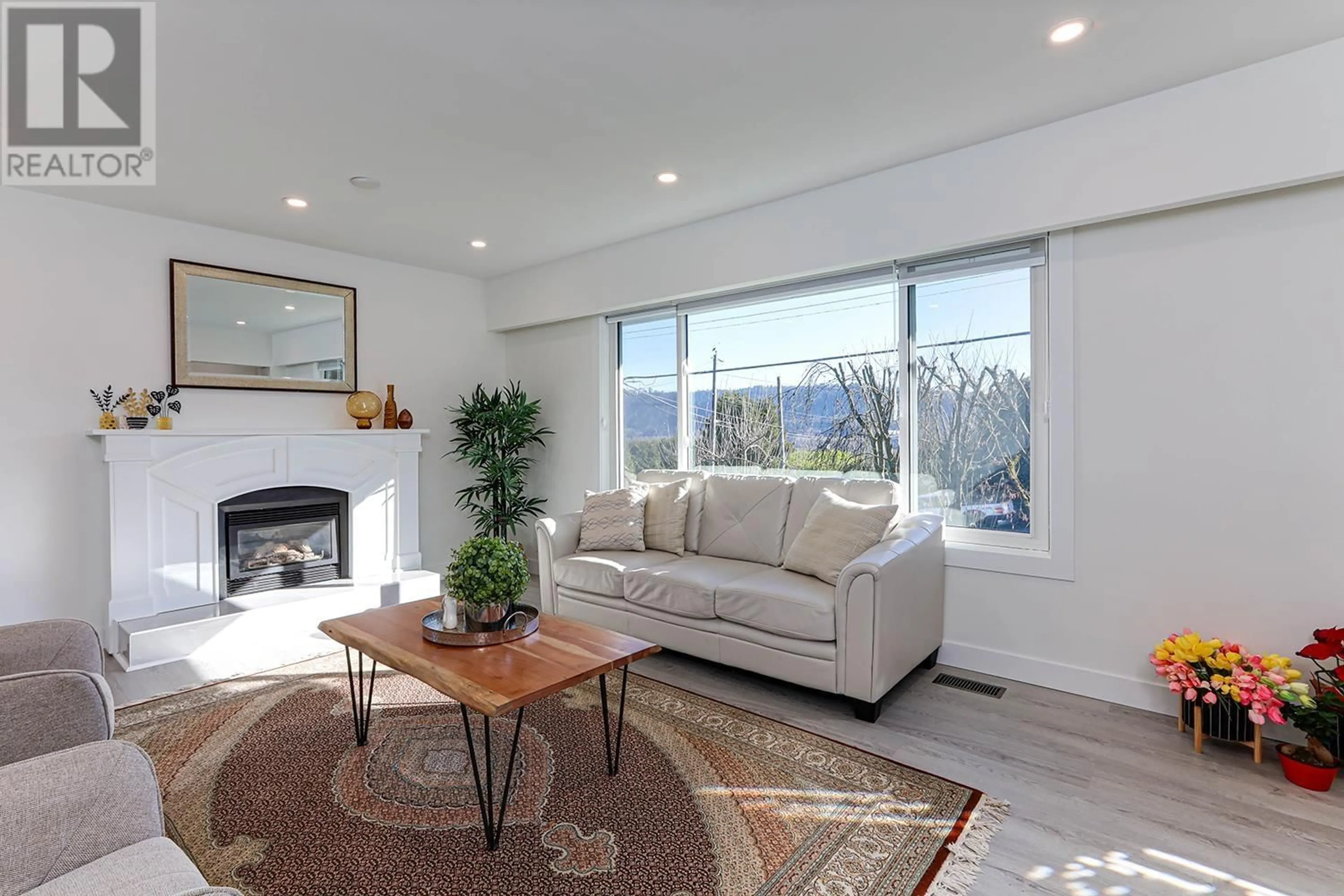 Living room with furniture, unknown for 4254 CADDY ROAD, North Vancouver British Columbia V7G1B7