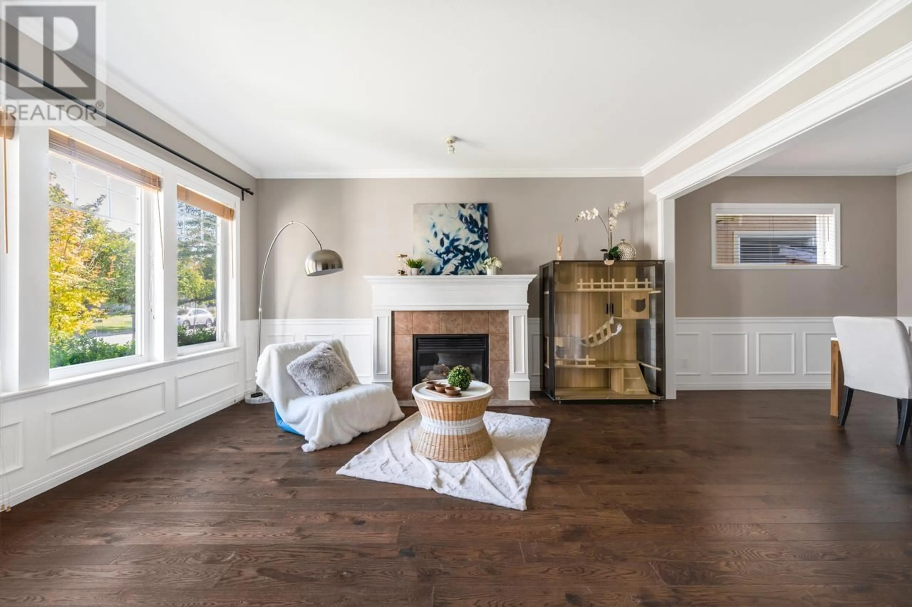Living room with furniture, wood/laminate floor for 3220 JOHNSON AVENUE, Richmond British Columbia V7C5R3