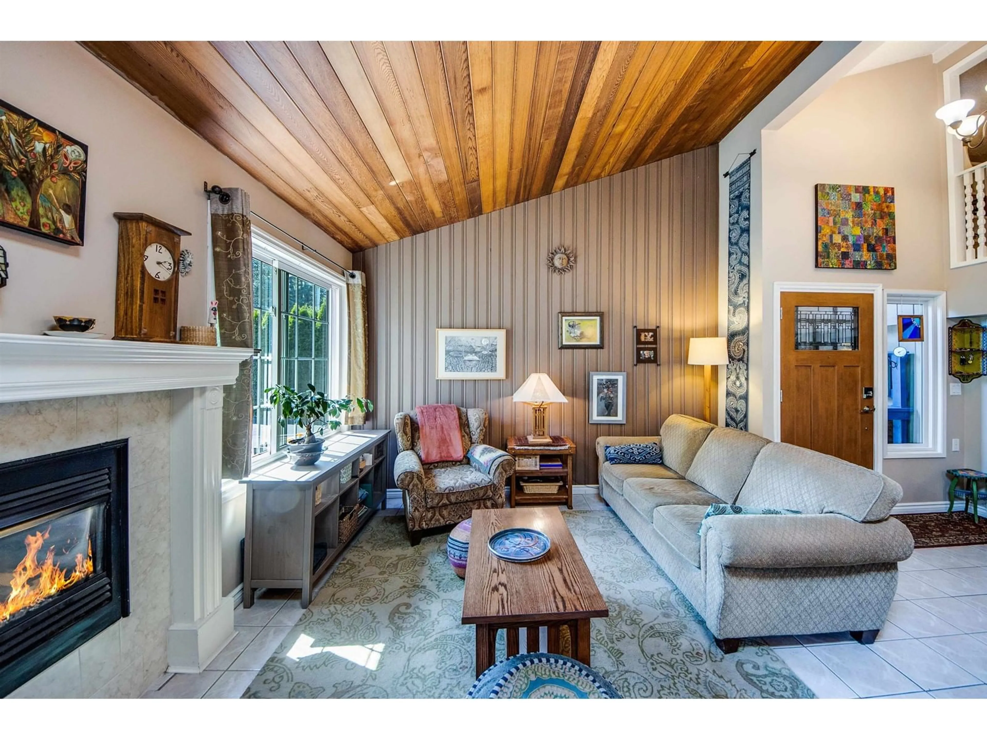 Living room with furniture, wood/laminate floor for 34445 DONLYN, Abbotsford British Columbia V2S4W6