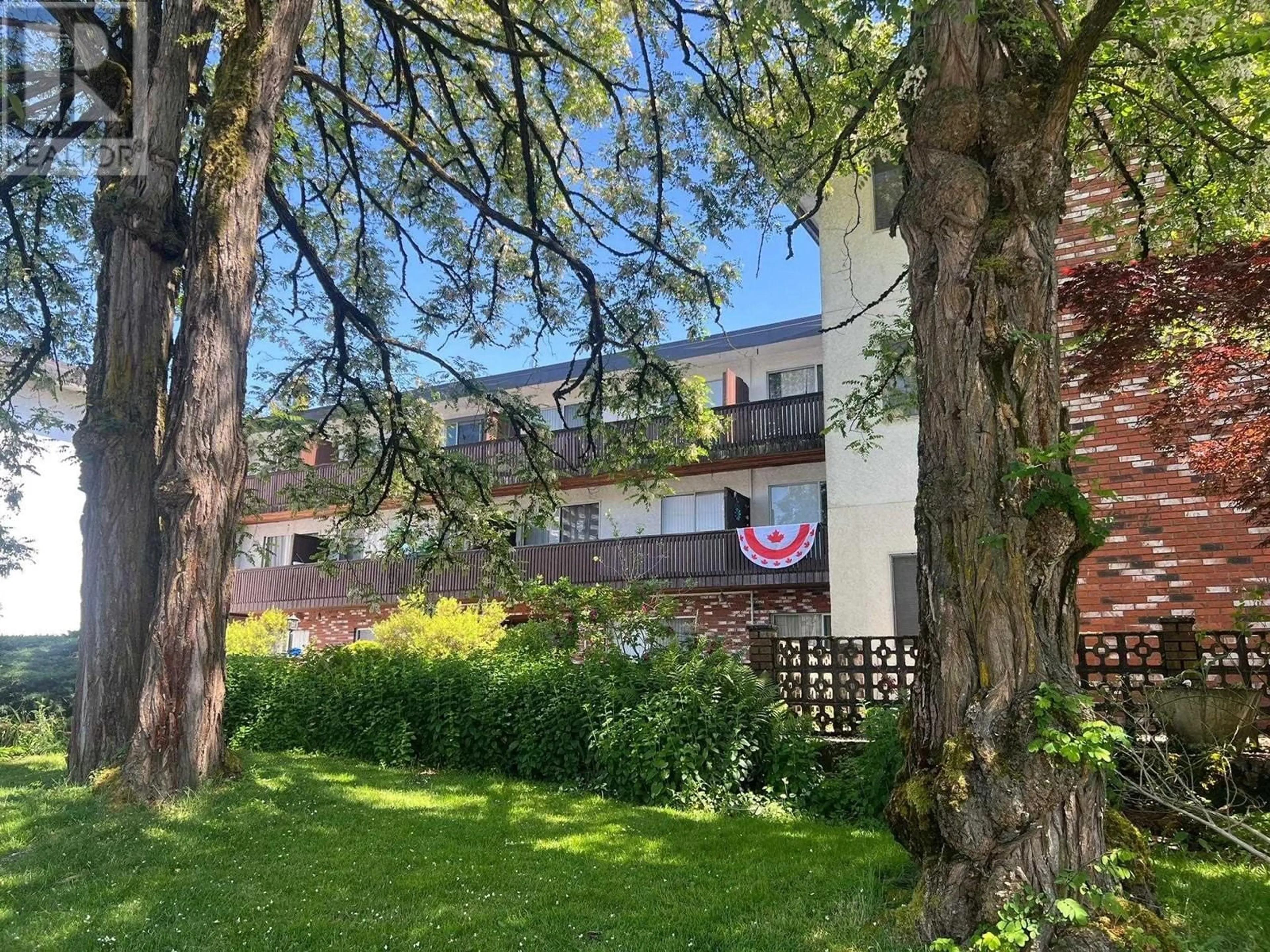 A pic from outside/outdoor area/front of a property/back of a property/a pic from drone, street for 313 - 910 FIFTH AVENUE, New Westminster British Columbia V3M1Y2