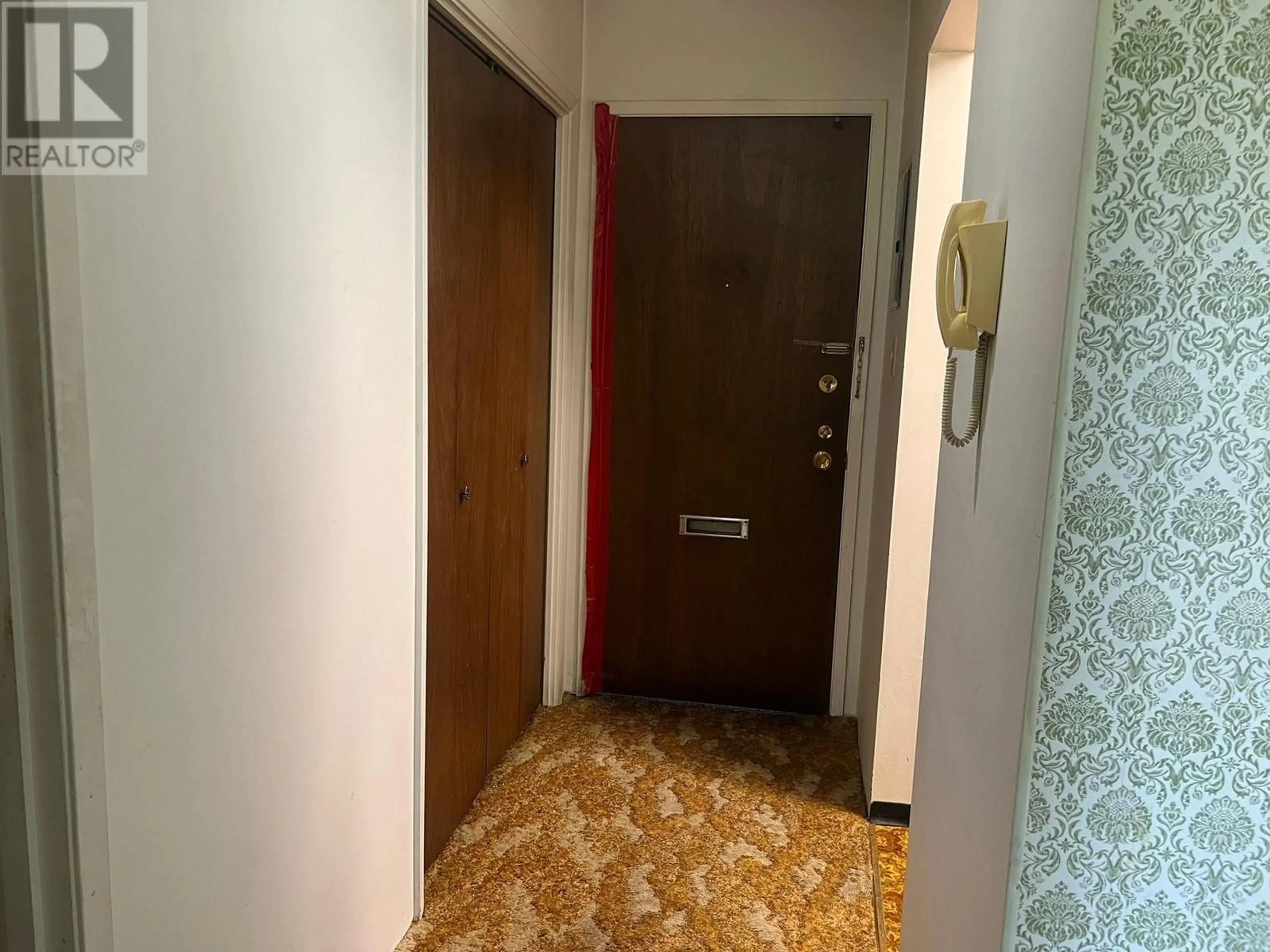 Indoor foyer for 313 - 910 FIFTH AVENUE, New Westminster British Columbia V3M1Y2