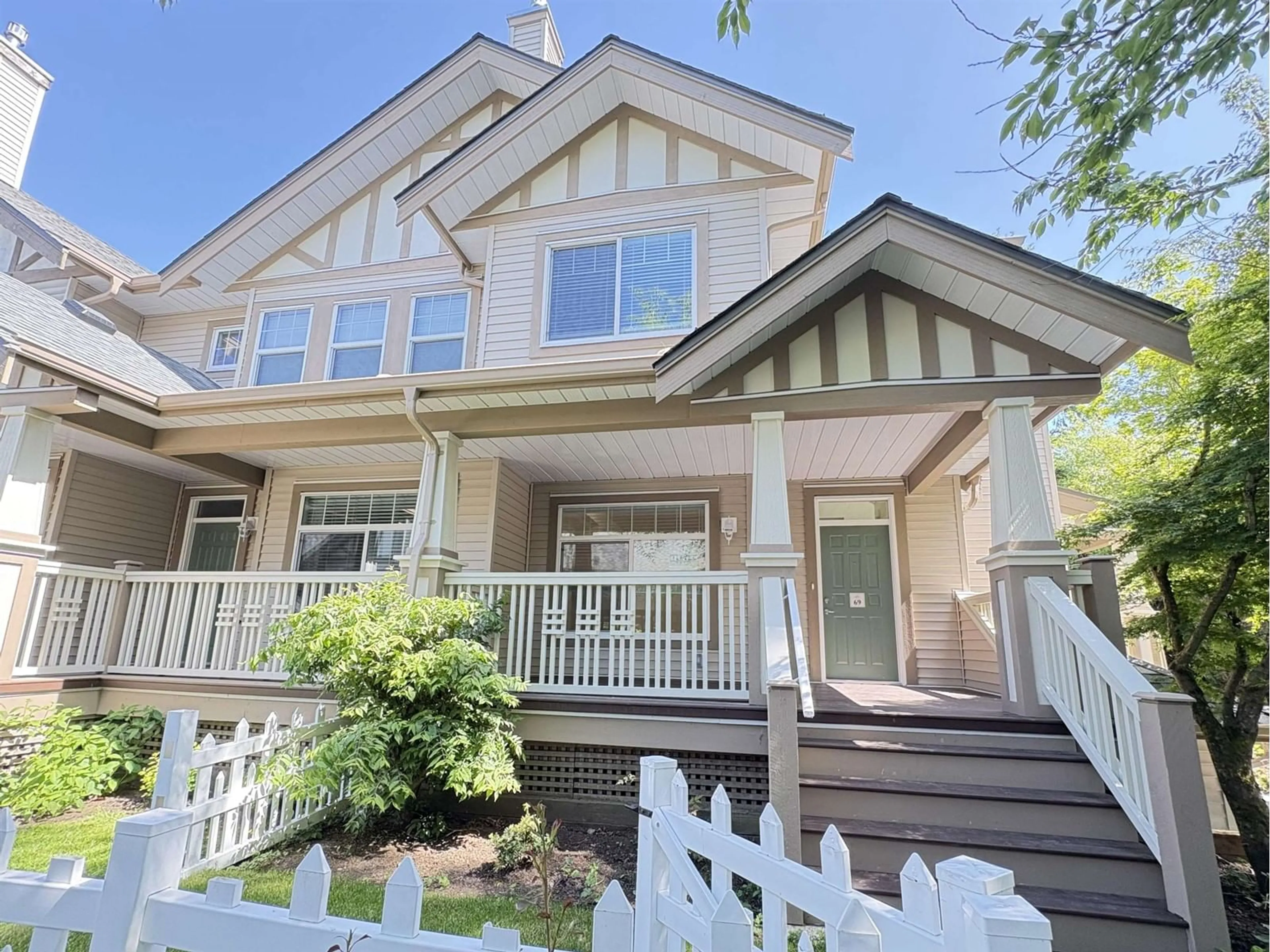 Home with vinyl exterior material, street for 69 - 2678 KING GEORGE, Surrey British Columbia V4P1H6