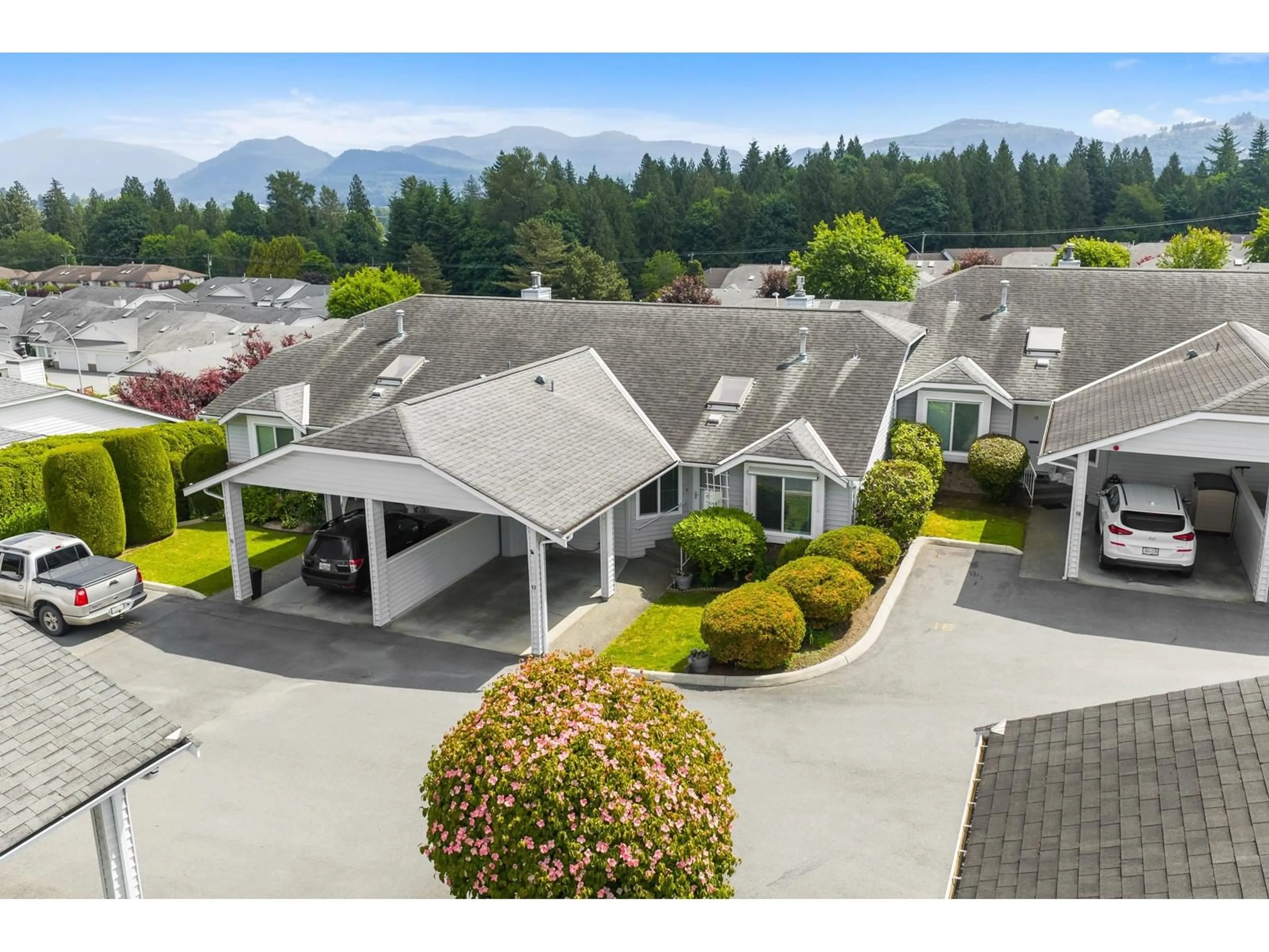 A pic from outside/outdoor area/front of a property/back of a property/a pic from drone, mountain view for 17 - 2989 TRAFALGAR, Abbotsford British Columbia V2S7X9