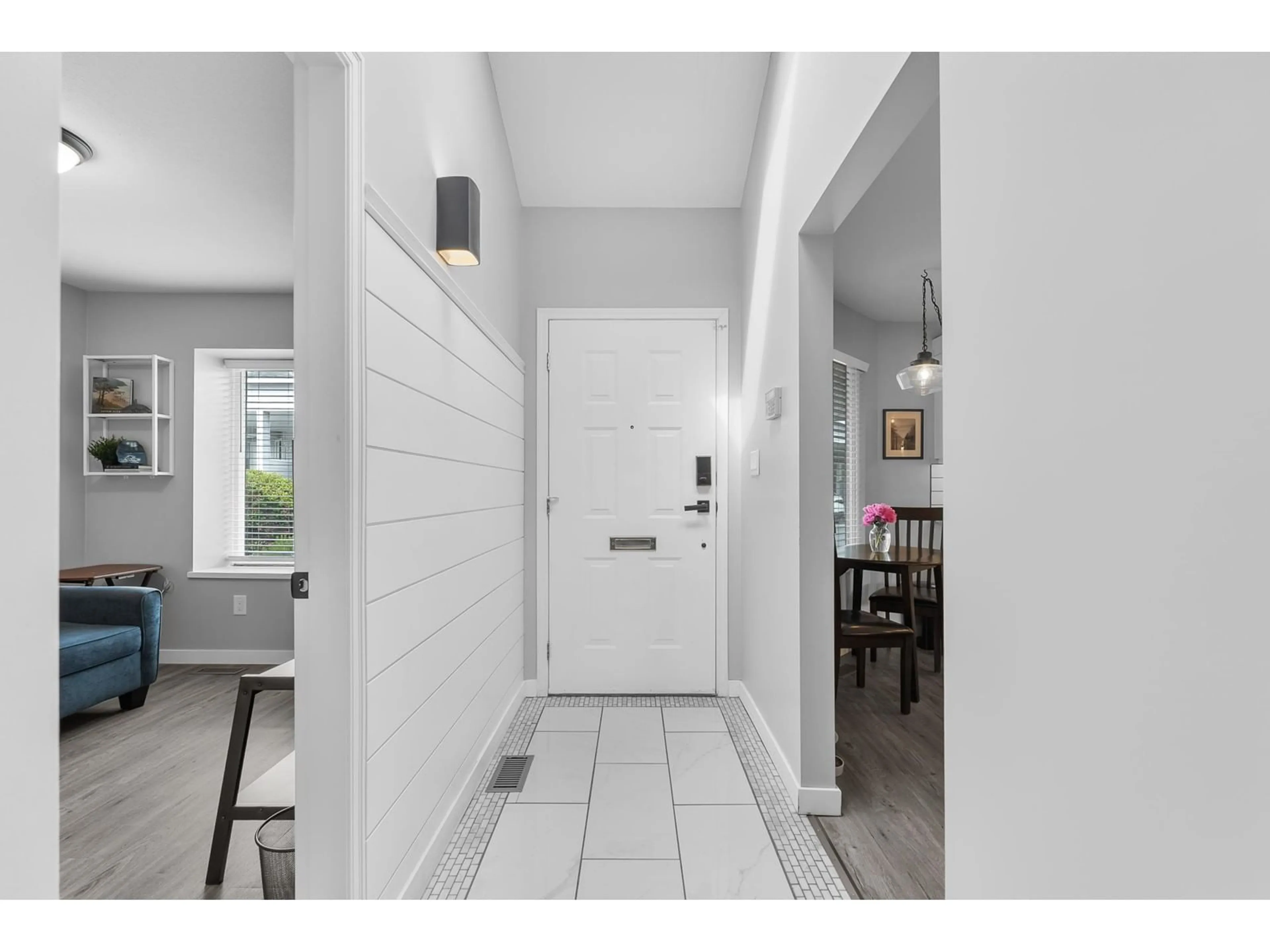 Indoor entryway for 17 - 2989 TRAFALGAR, Abbotsford British Columbia V2S7X9