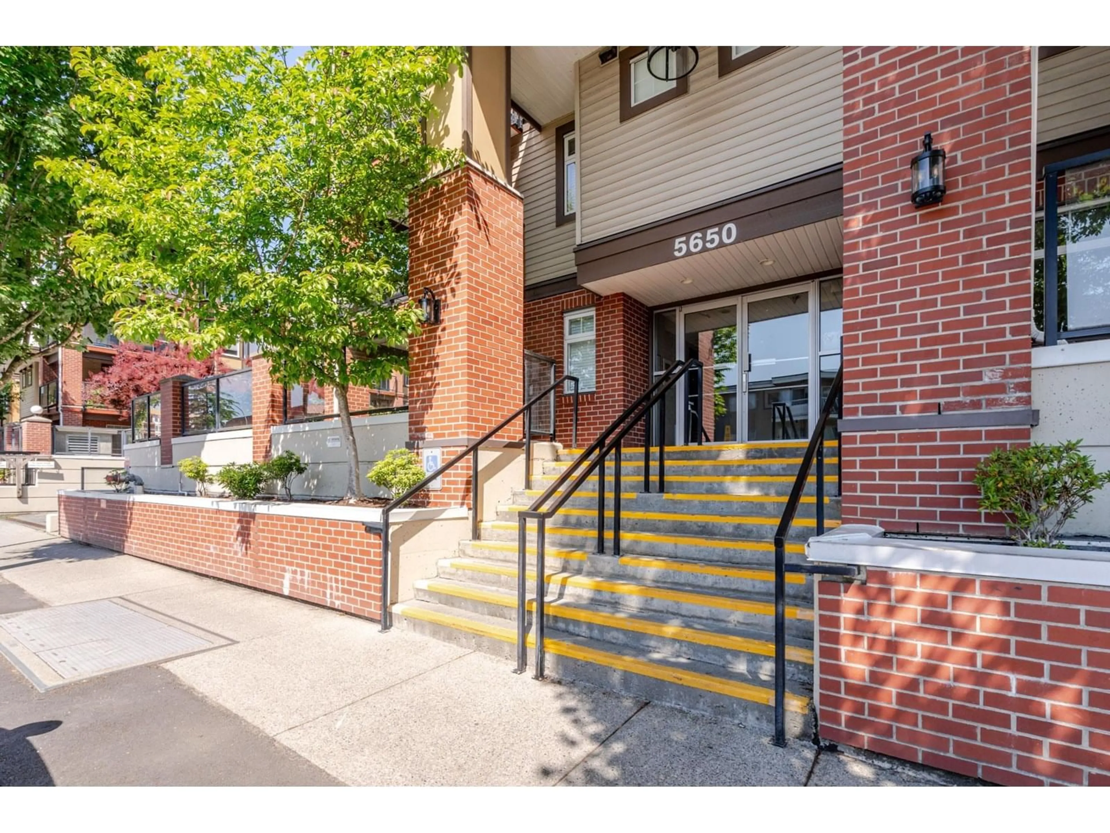 Indoor foyer for 112 - 5650 201A, Langley British Columbia V3A0B3